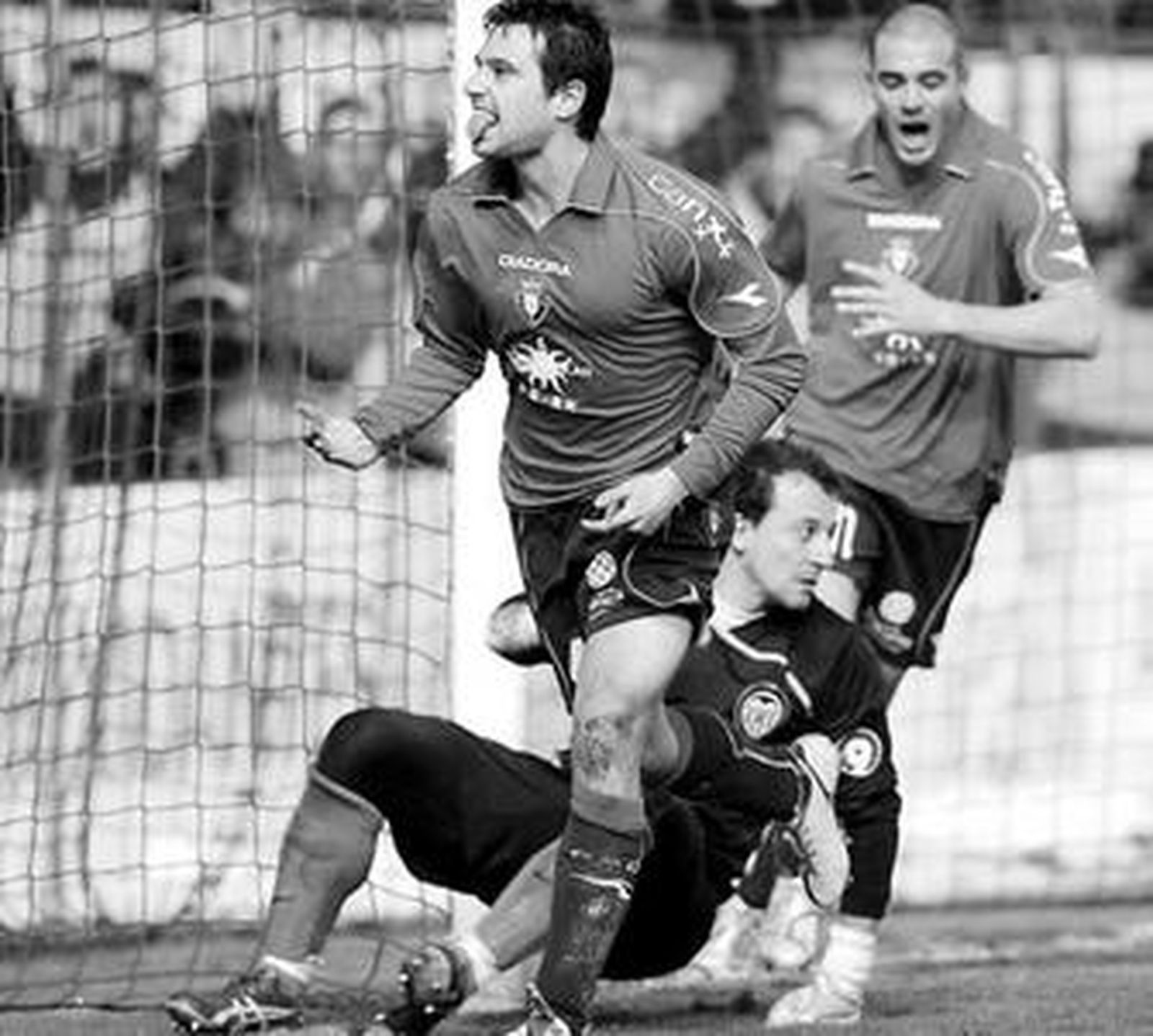 Miguel Flaño celebra el tanto osasunista, perseguido por Pandiani y ante un César cariacontecido.