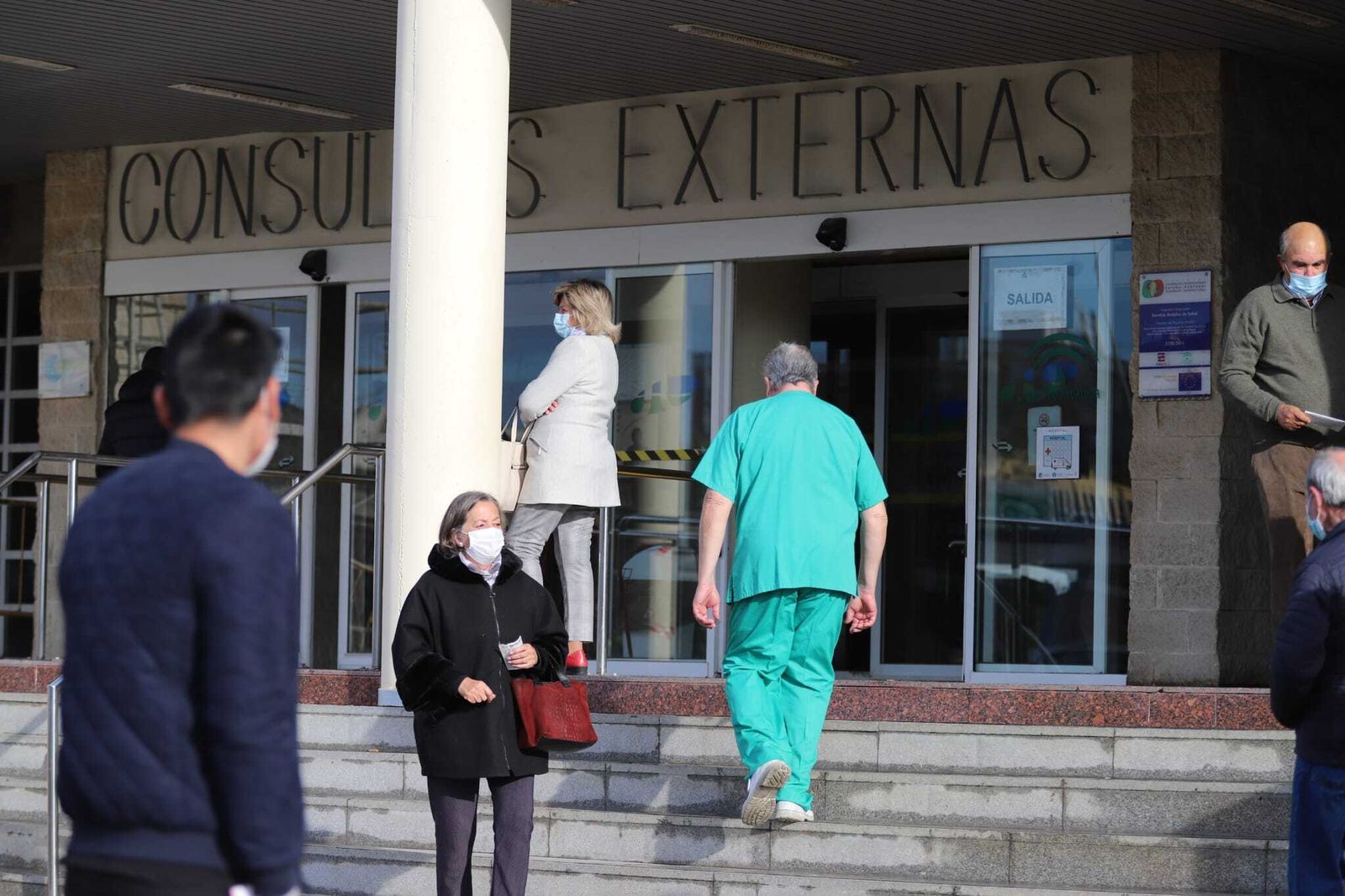 Exterior del acceso a Consultas Externas en el hospital Juan Ramón Jiménez.
