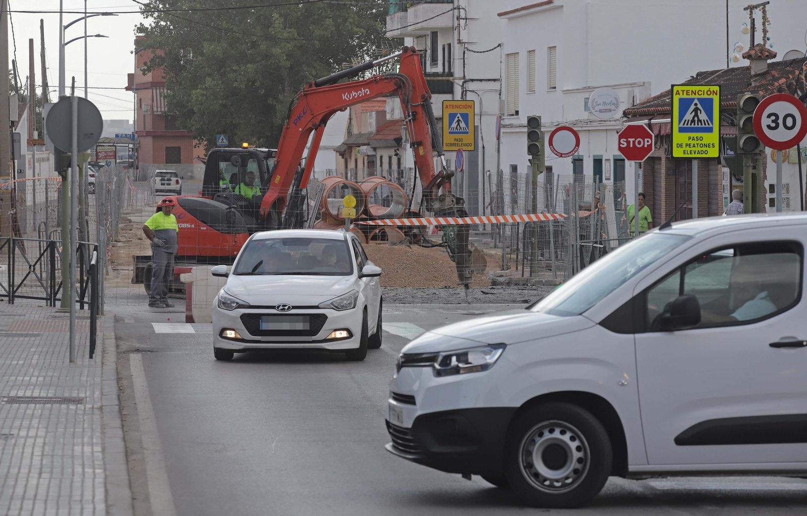 Fotos de las obras de renovación de infraestructuras hidráulicas en la avenida Diputación de Algeciras