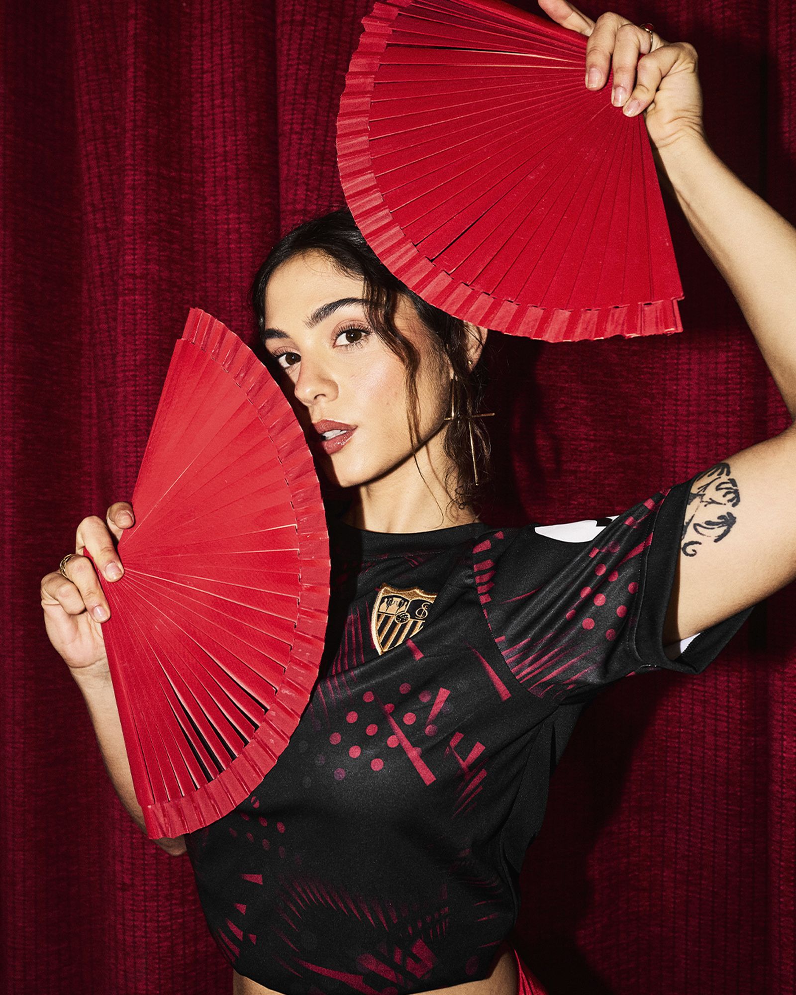 La modelo con la llamativa camiseta negra con lunares.