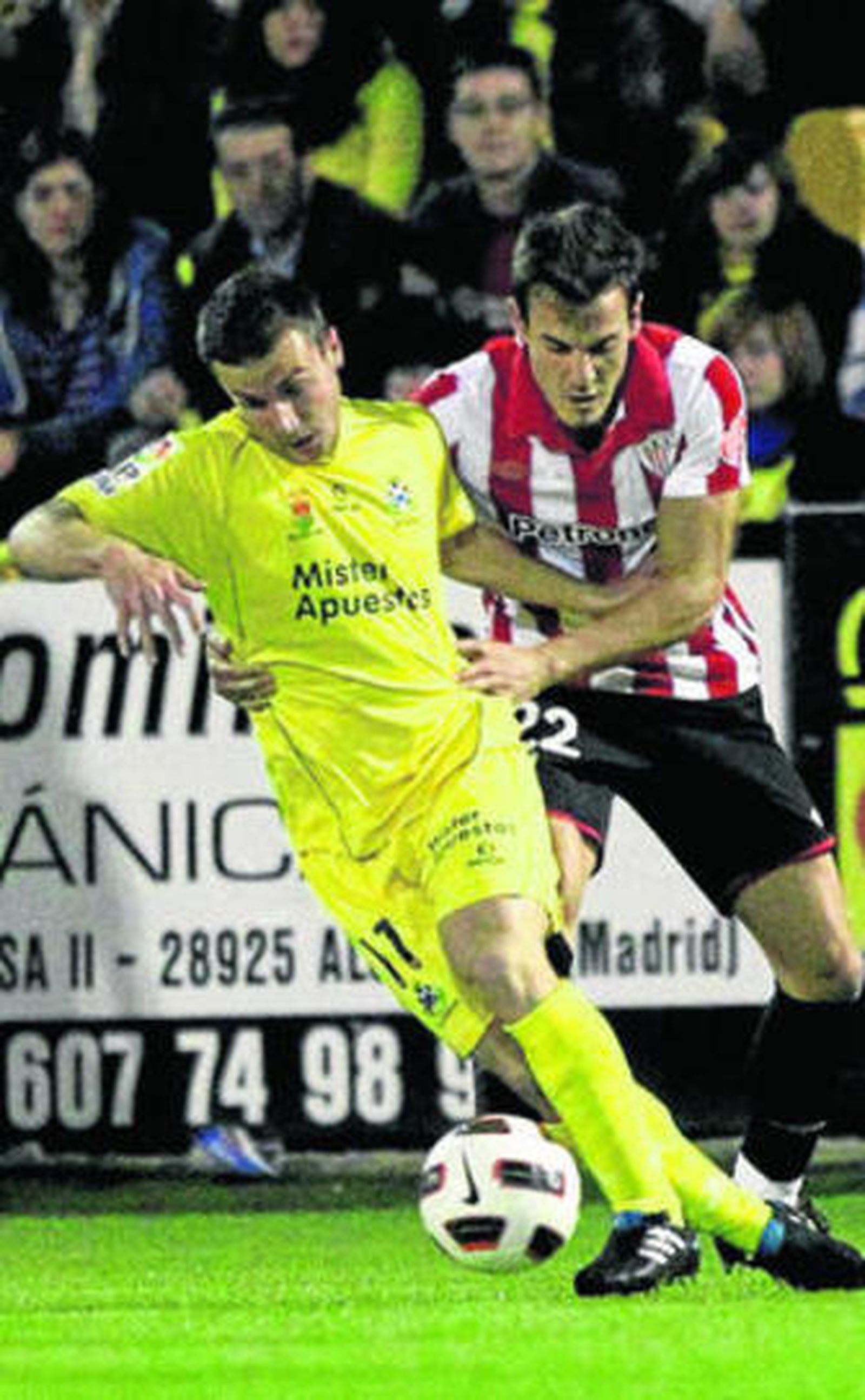 Xabi Castillo trata de pelear un balón con Montañés.