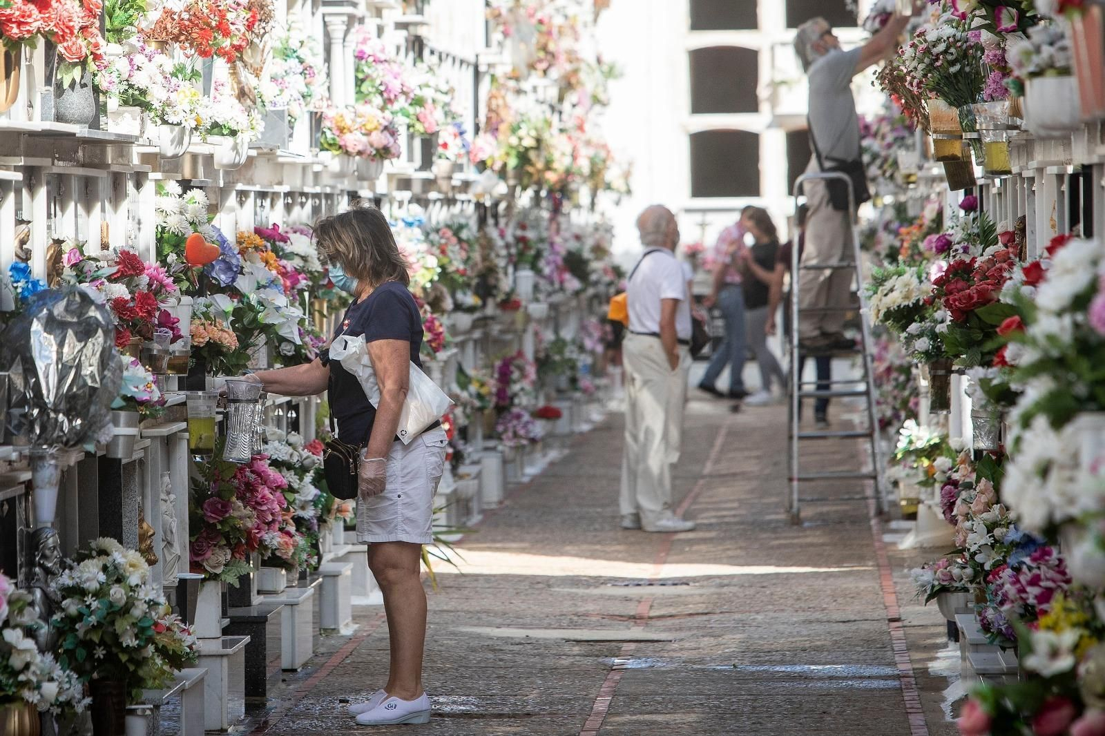 Una de las calles del cementerio de San Fernando, el día de su reapertura en la desescalada.