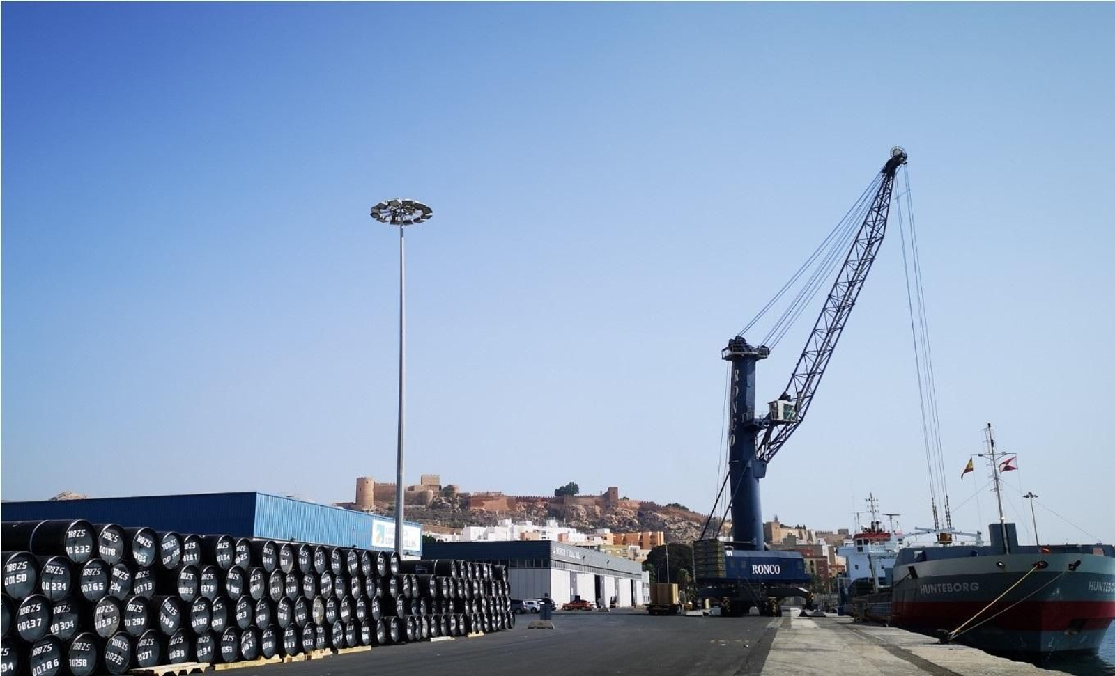 Movimiento de graneles en el Muelle de Poniente.