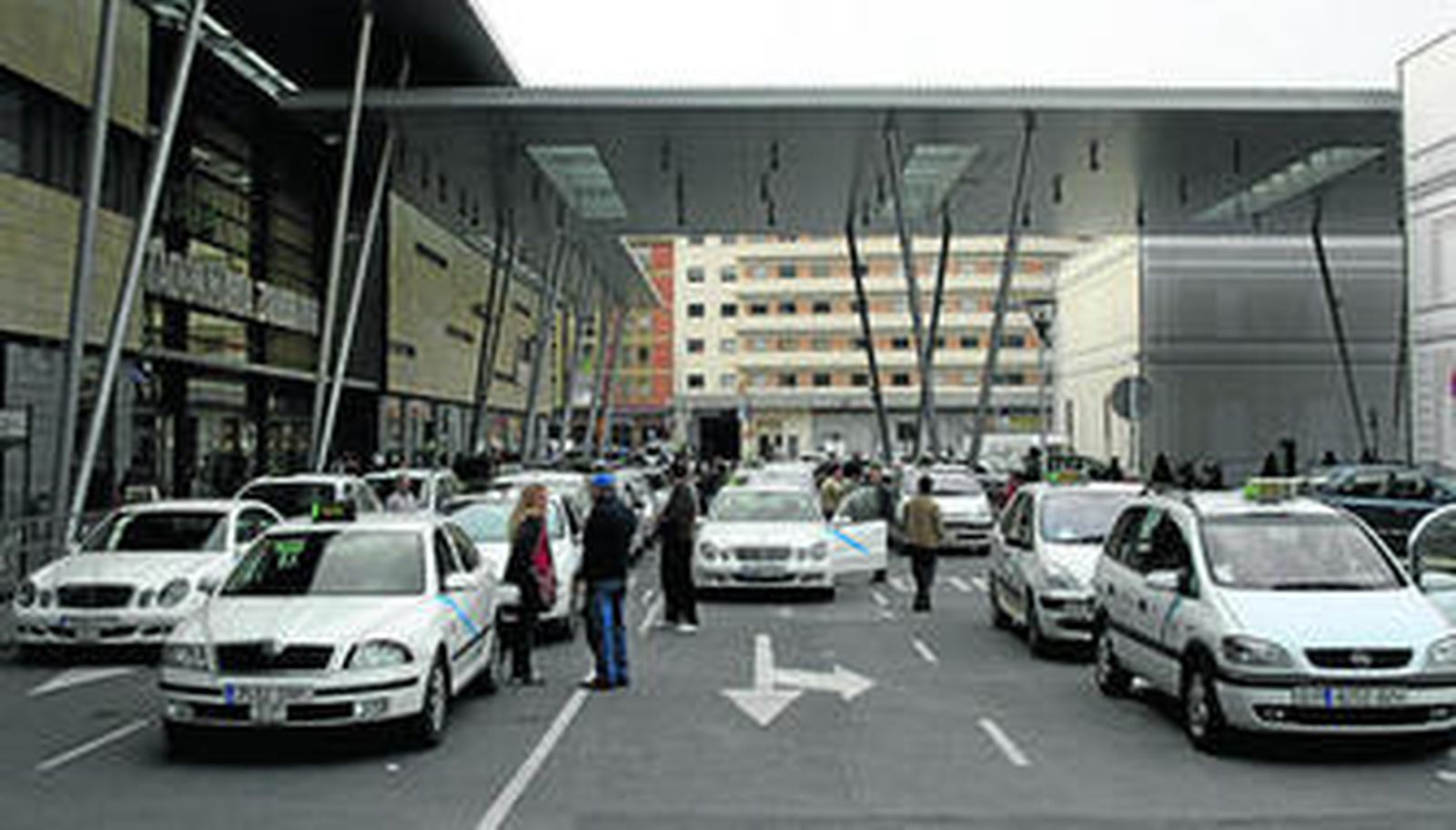 Taxistas congregados en la estación María Zambrano.