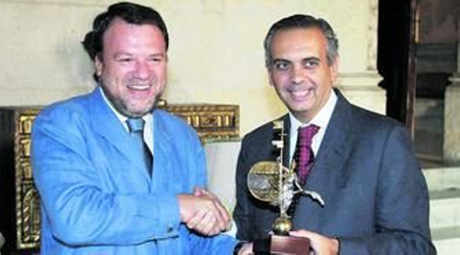 El alcalde, Alfredo Sánchez Monteseirín, y el presidente de la Federación Española de Baloncesto, José Luis Sáez.