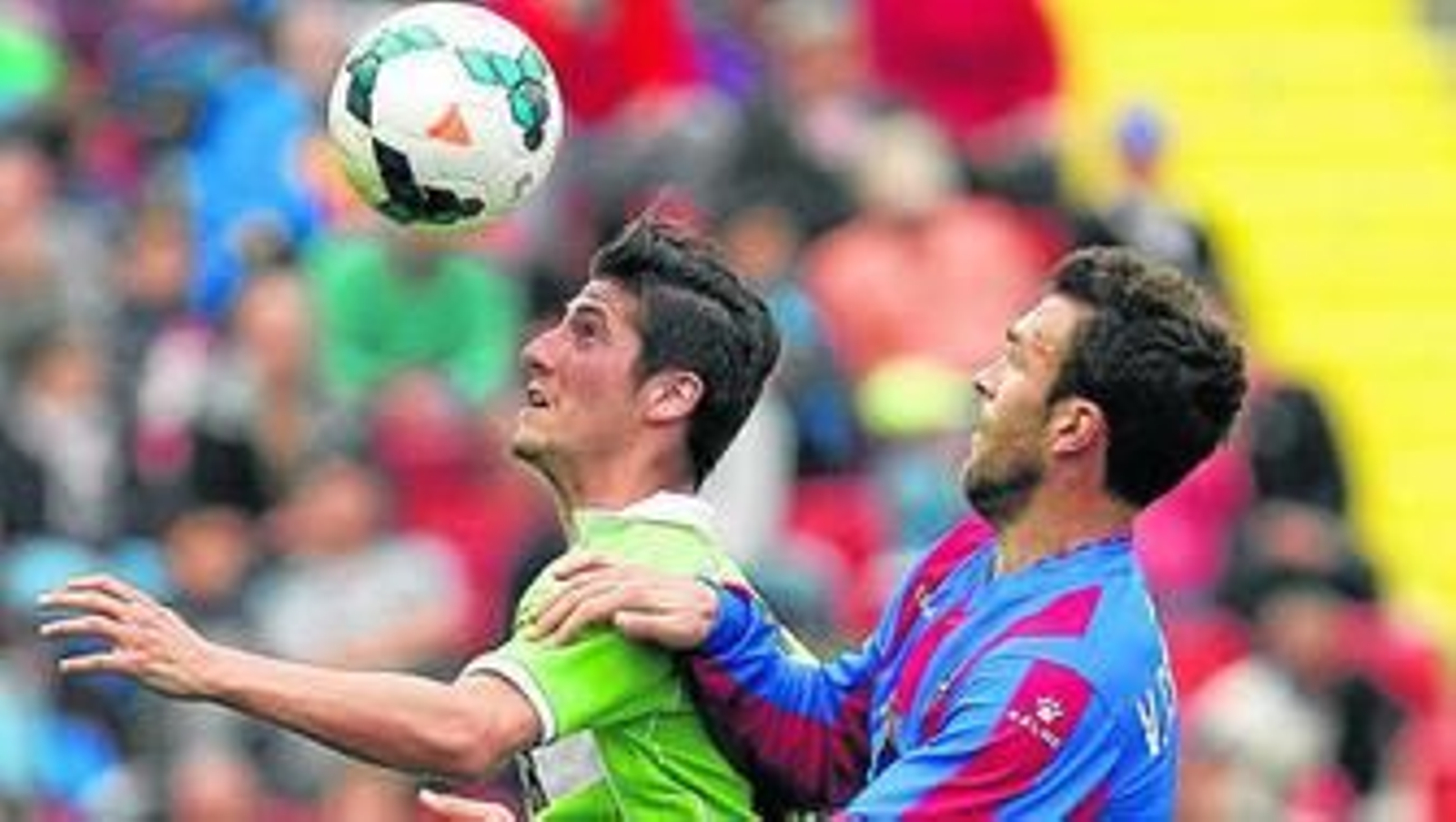 Sergio Escudero se adelanta a Víctor Casadesús en un Levante-Getafe de hace dos temporadas.