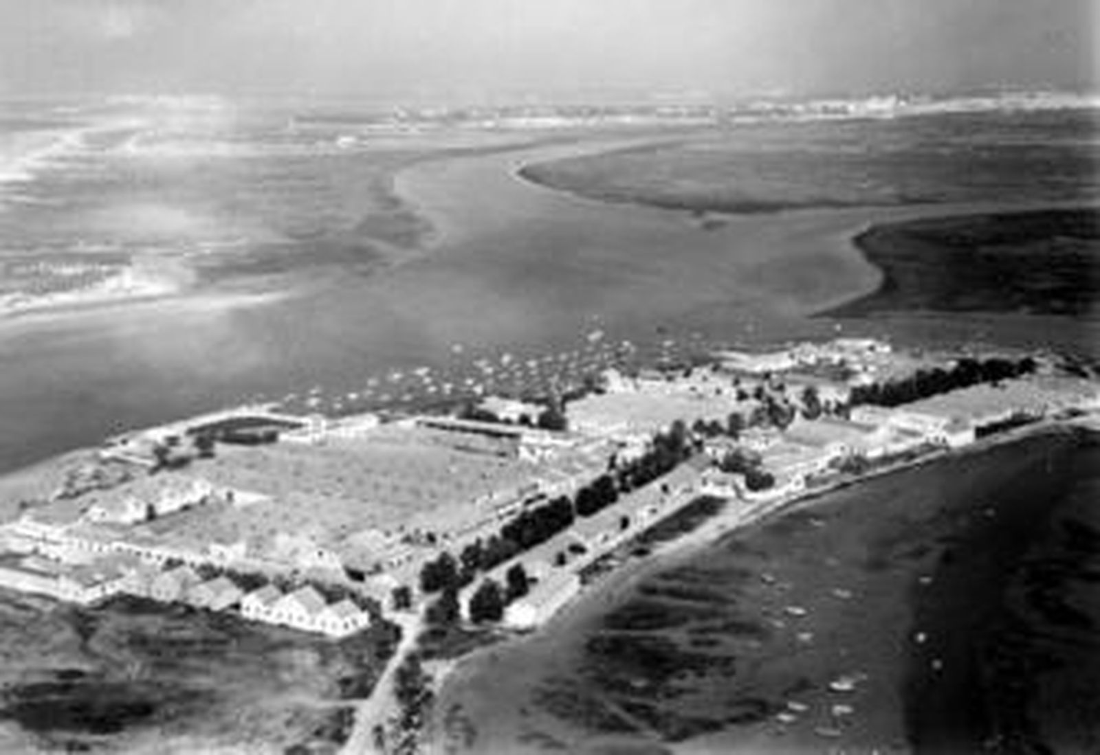 Vista aérea del poblado de Sancti Petri cuando aún se mantenían las construcciones en pie.