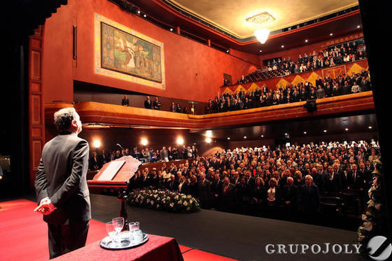 José María Castaño recibiendo, ayer, la ovación del público al final de su pregón.  Foto: Vanesa Lobo