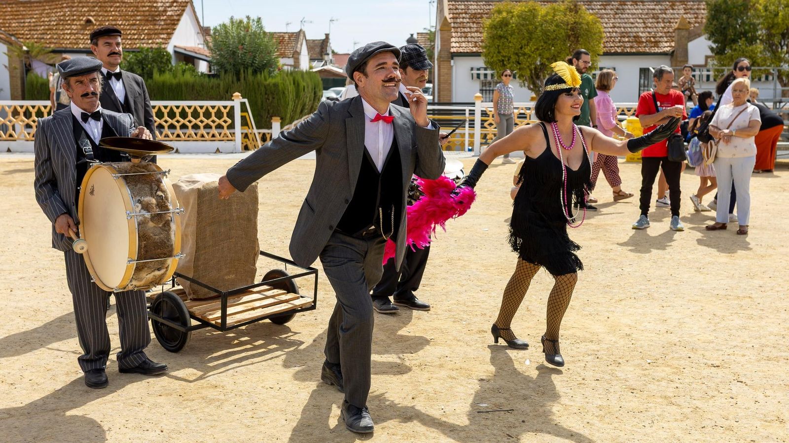 Un grupo de personas caracterizados de los años 20 en el Barrio Reina Victoria.