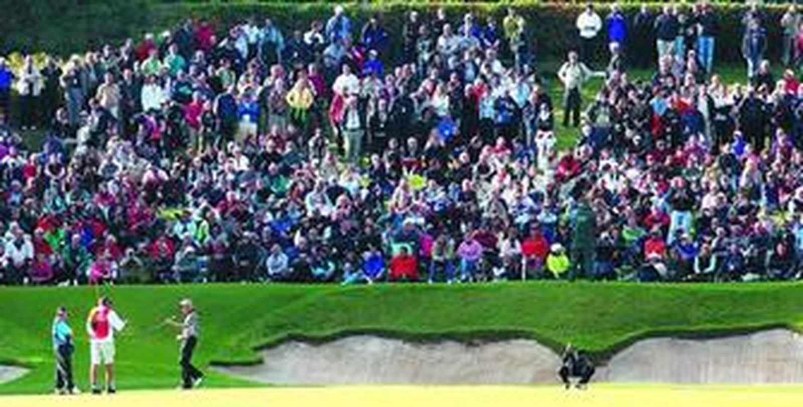 Público apiñado junto al green del hoyo 17, santo y seña de Valderrama.