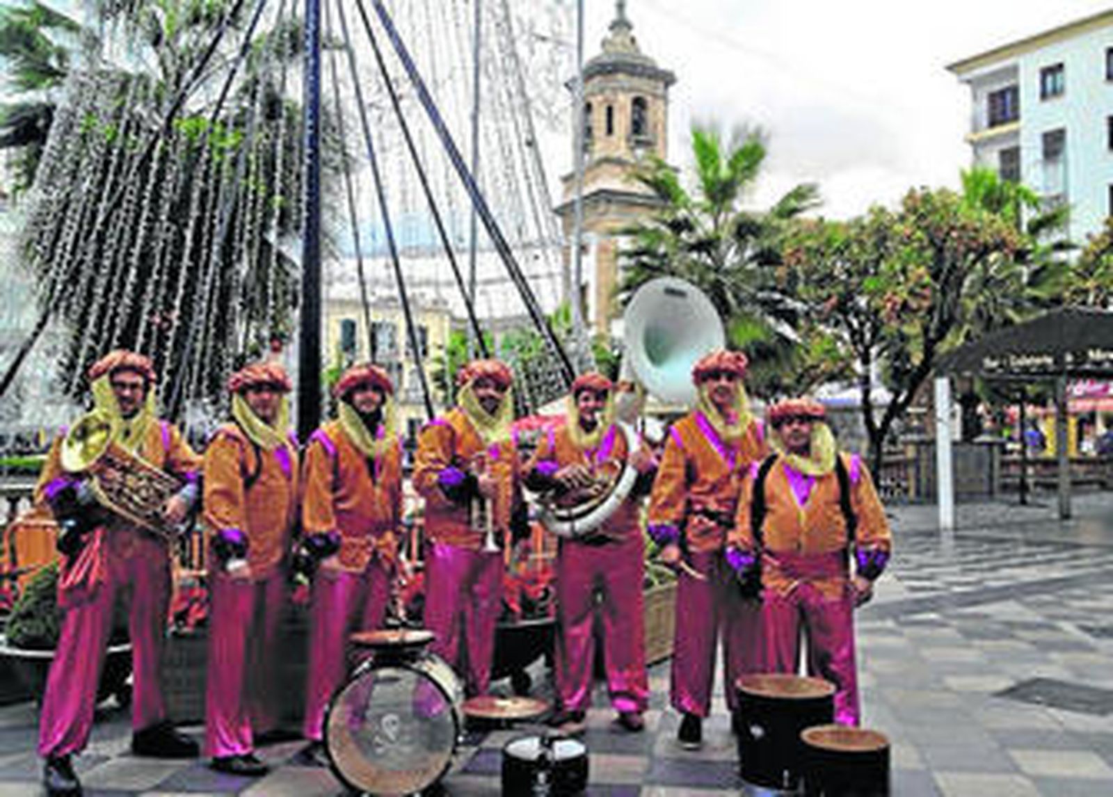 Imagen de 'La Charanga del pirata' en la Plaza Alta, antes de recorrer con músicas las calles del centro.