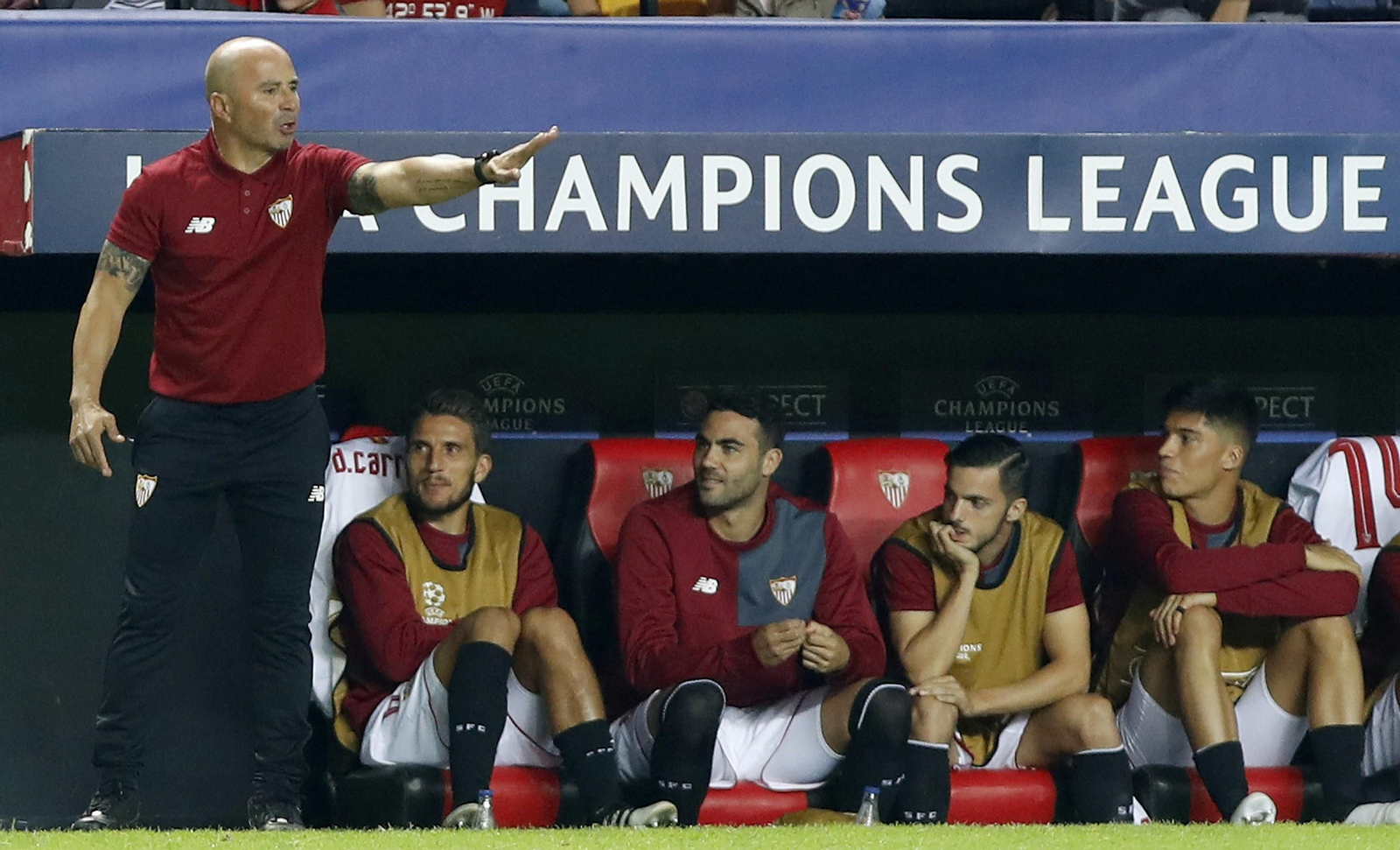 Sampaoli dirige un partido junto a un banquillo ocupado por Carriço, Iborra, Sarabia y Correa.