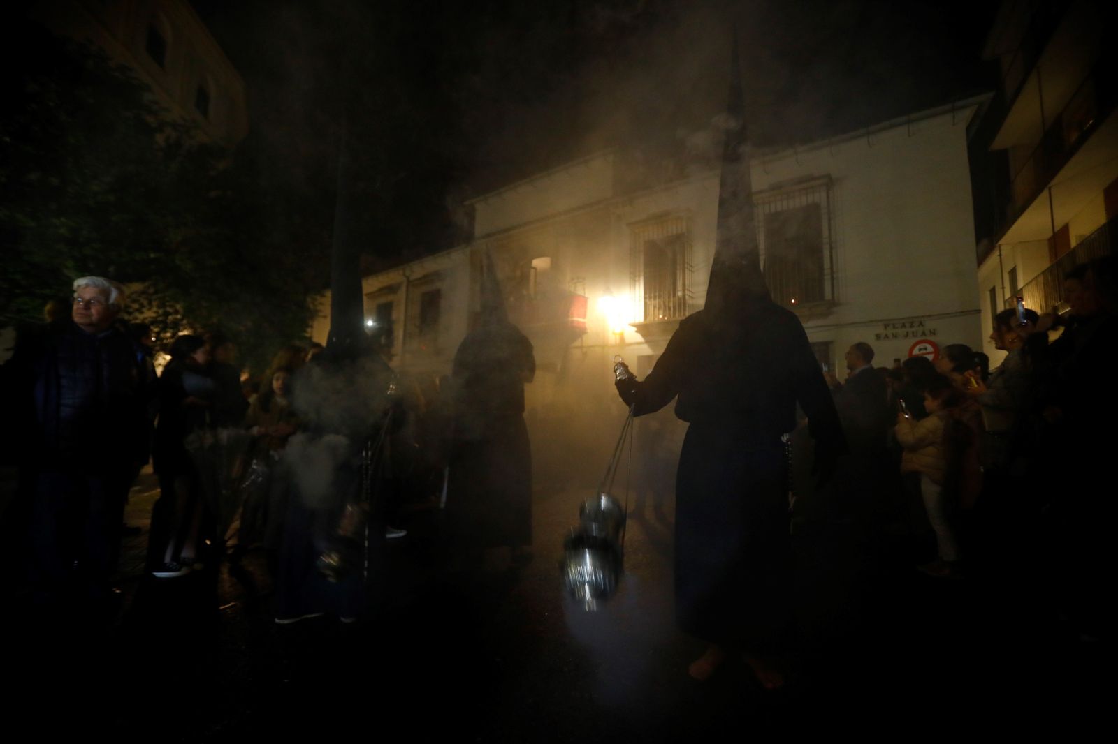 Las imágenes de la procesión del Vía Crucis de Córdoba este Lunes Santo
