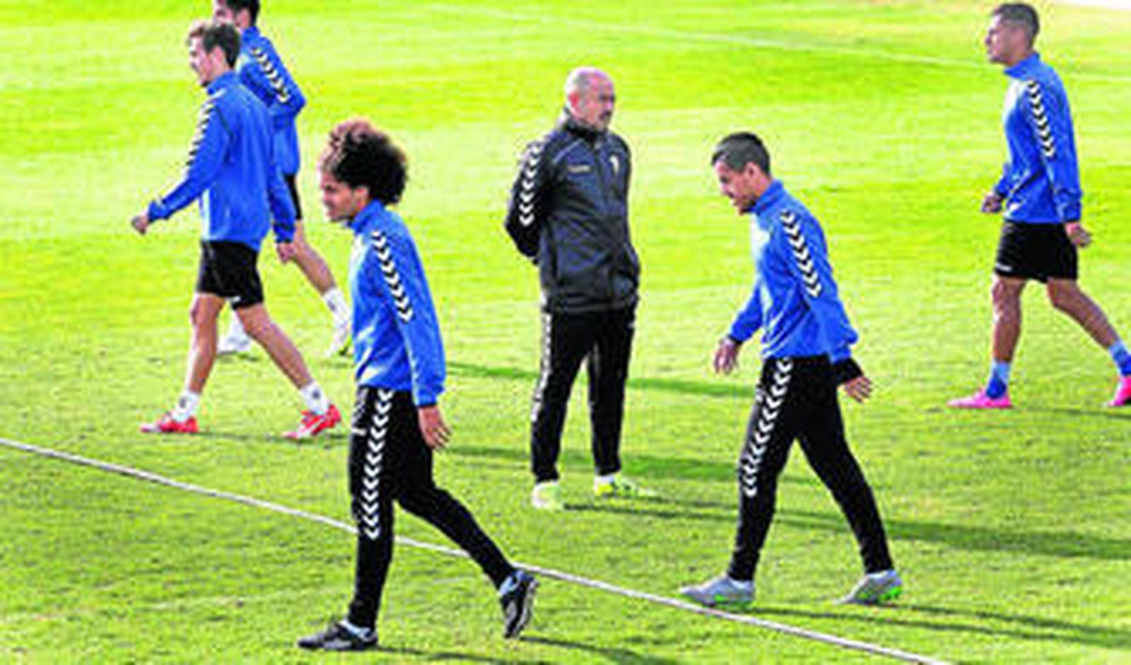 Claudio Barragán, ayer entre varios jugadores durante el entrenamiento en la Ciudad Deportiva de El Rosal.