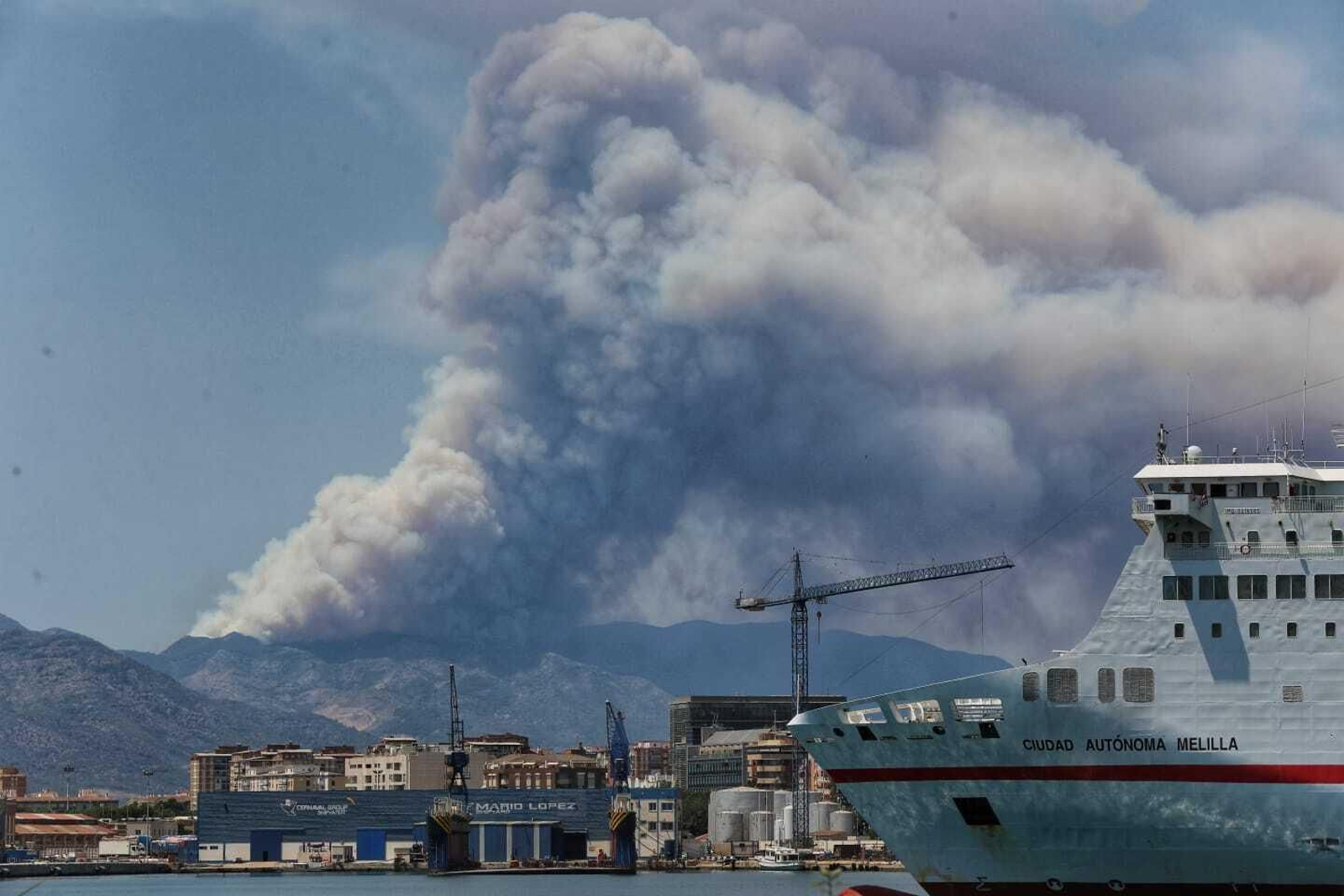 Columna de humo del incendio en El Higuerón, en Mijas, vista desde el Muelle Uno en la capital.