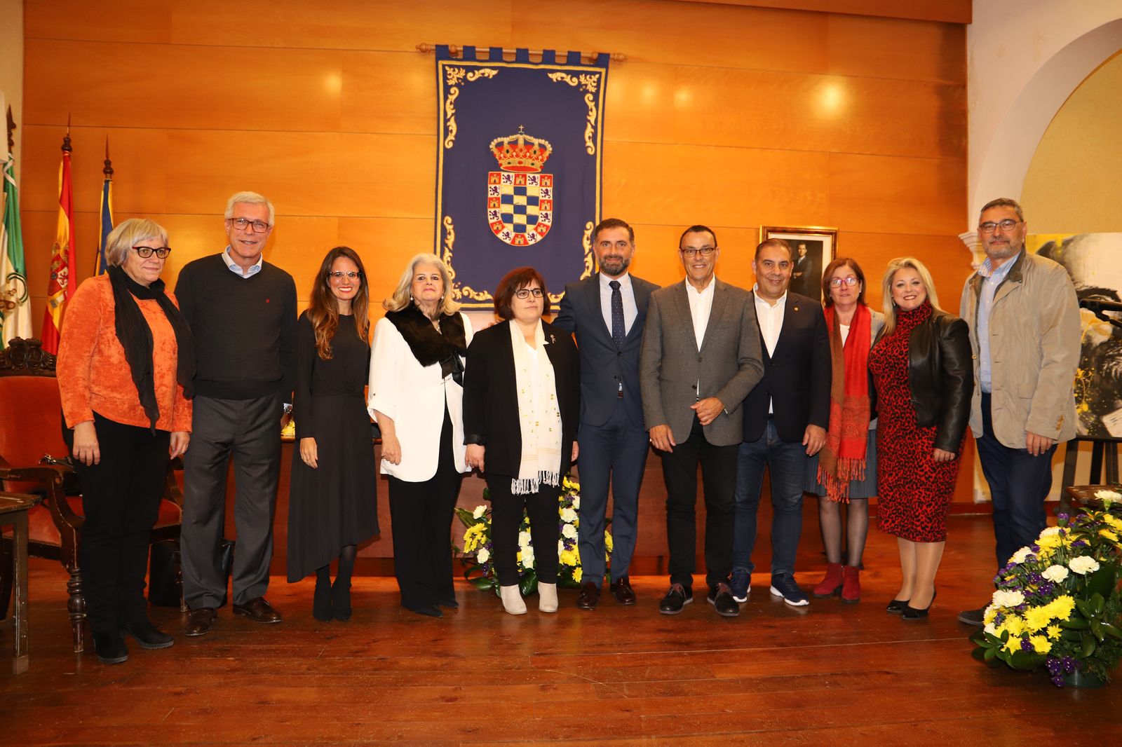 Foto de familia de la premiada con autoridades, representantes de la Fundación y amigos.