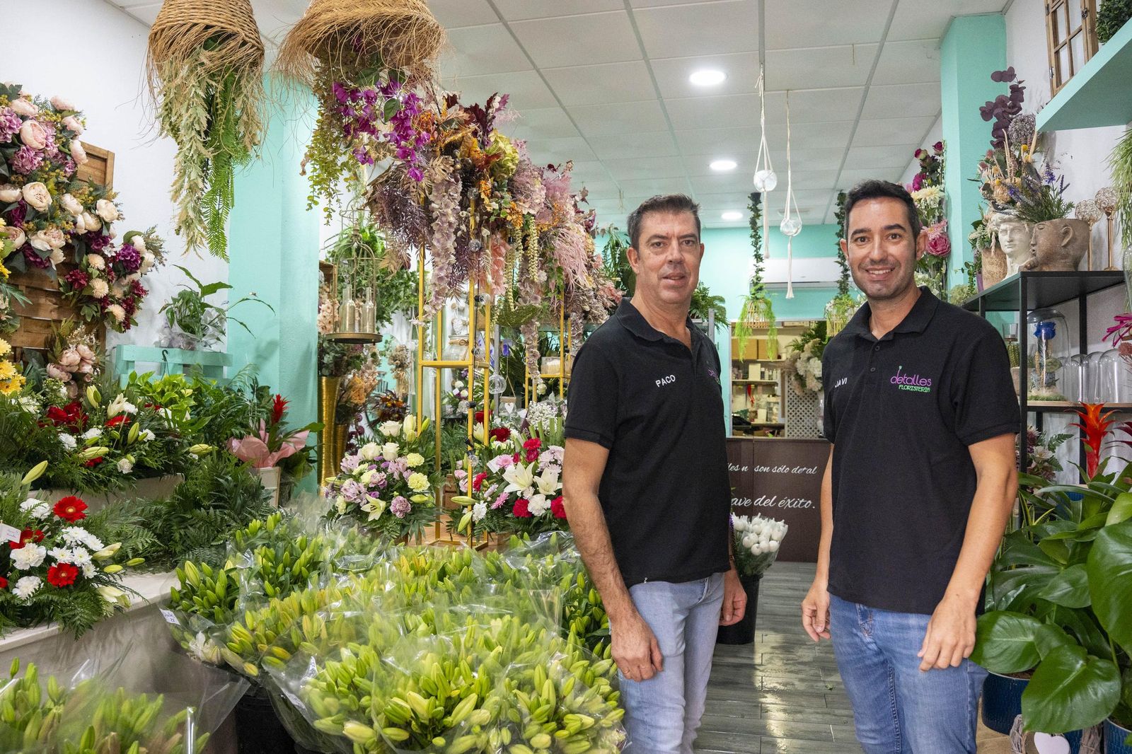 Así se preparan las flores para el Día de Los Santos en Almería