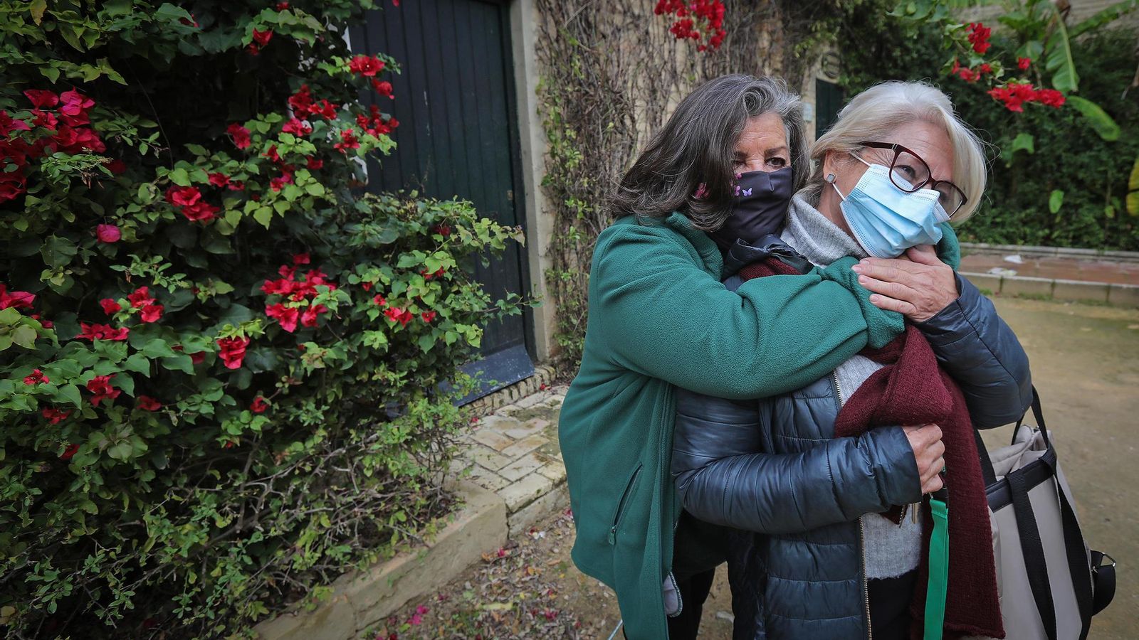 Mercedes abraza a su compañera y amiga Lola. Mercedes abraza a su compañera y amiga Lola.