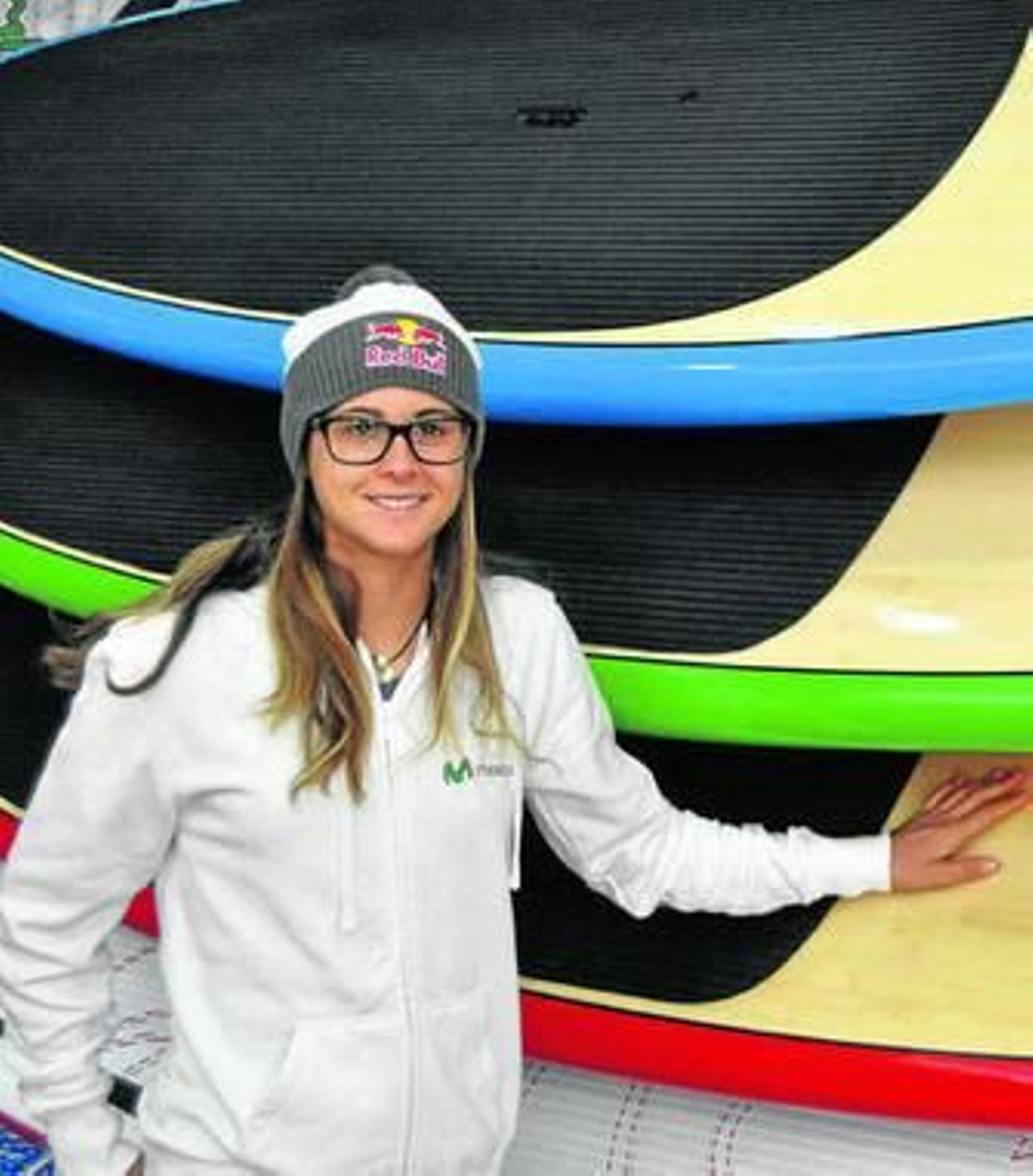 Gisela Pulido posa junto a unas tablas de kitesurf.