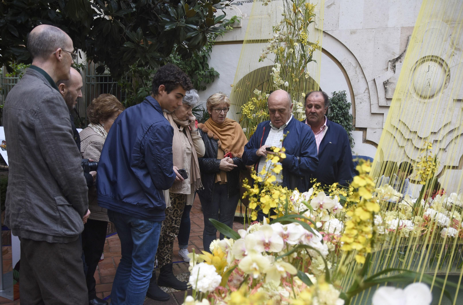 Turistas visitan una de las creaciones del Festival Flora.
