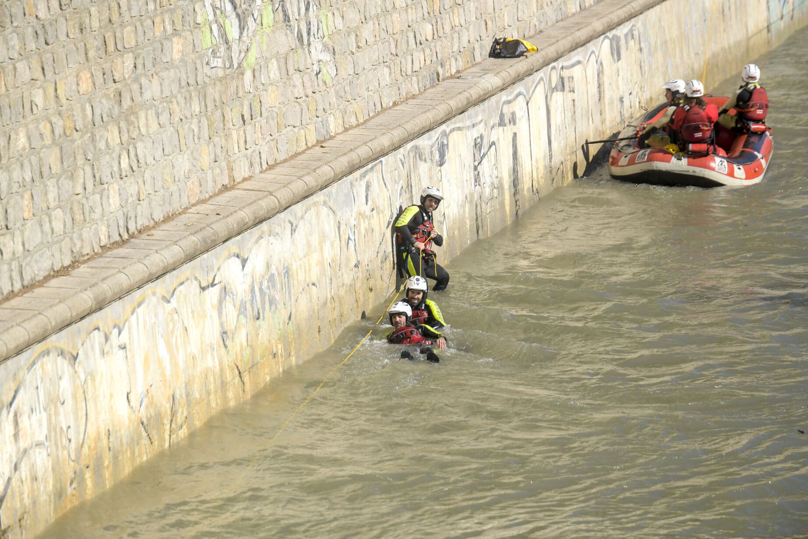 Así ha sido el simulacro de rescate en el río Genil de Granada