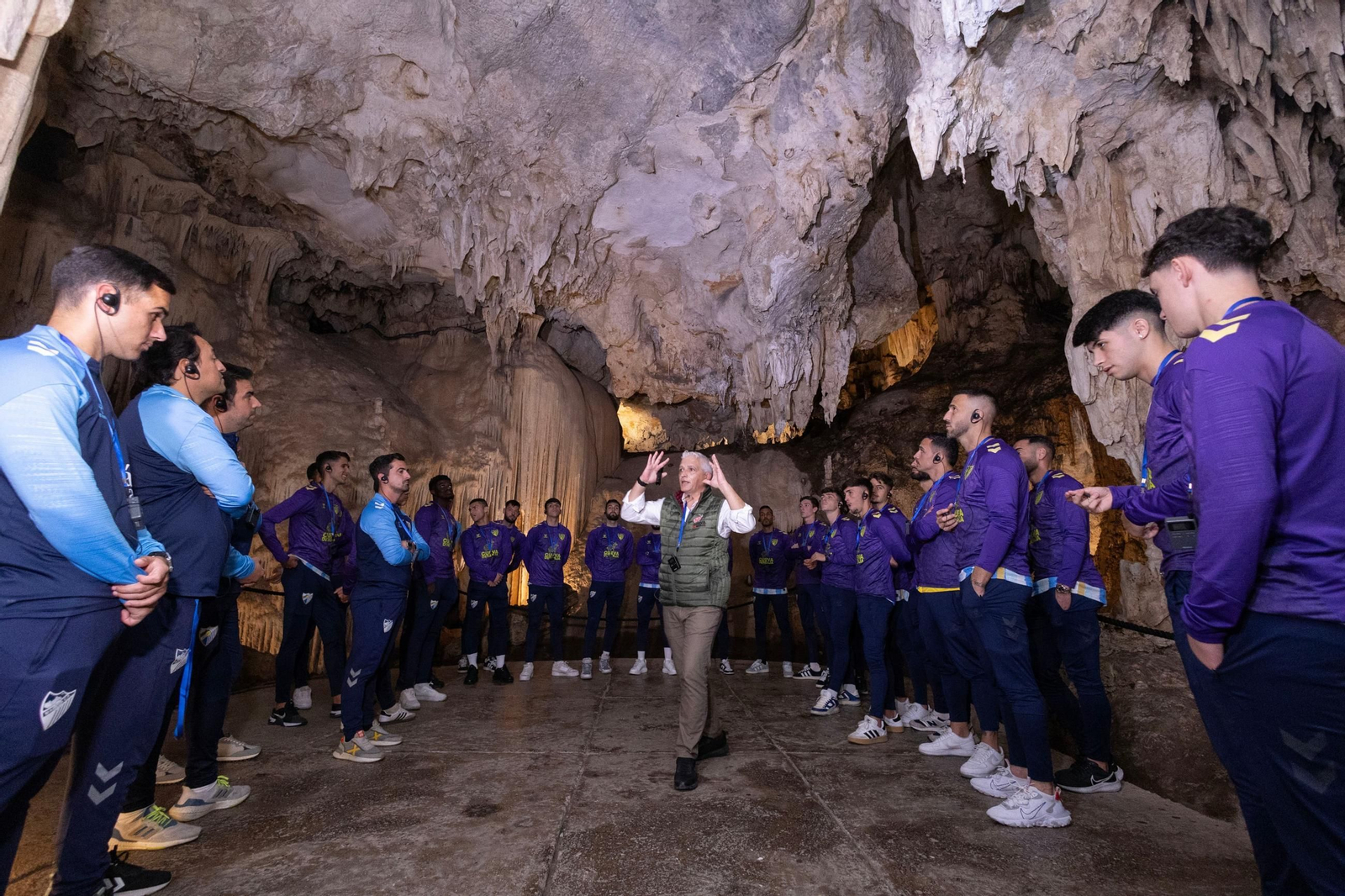 El equipo, en la cueva de Nerja. El equipo, en la cueva de Nerja.