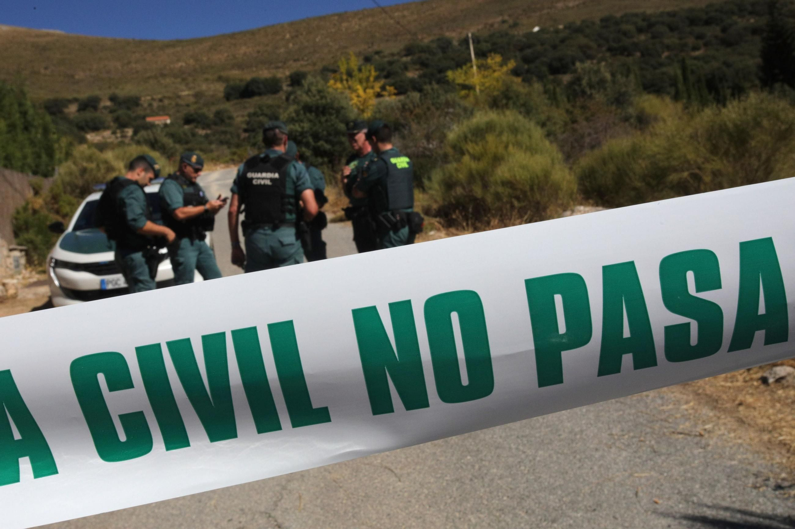 Lugar en el que ocurrieron los hechos, custodiado por agentes de la Guardia Civil