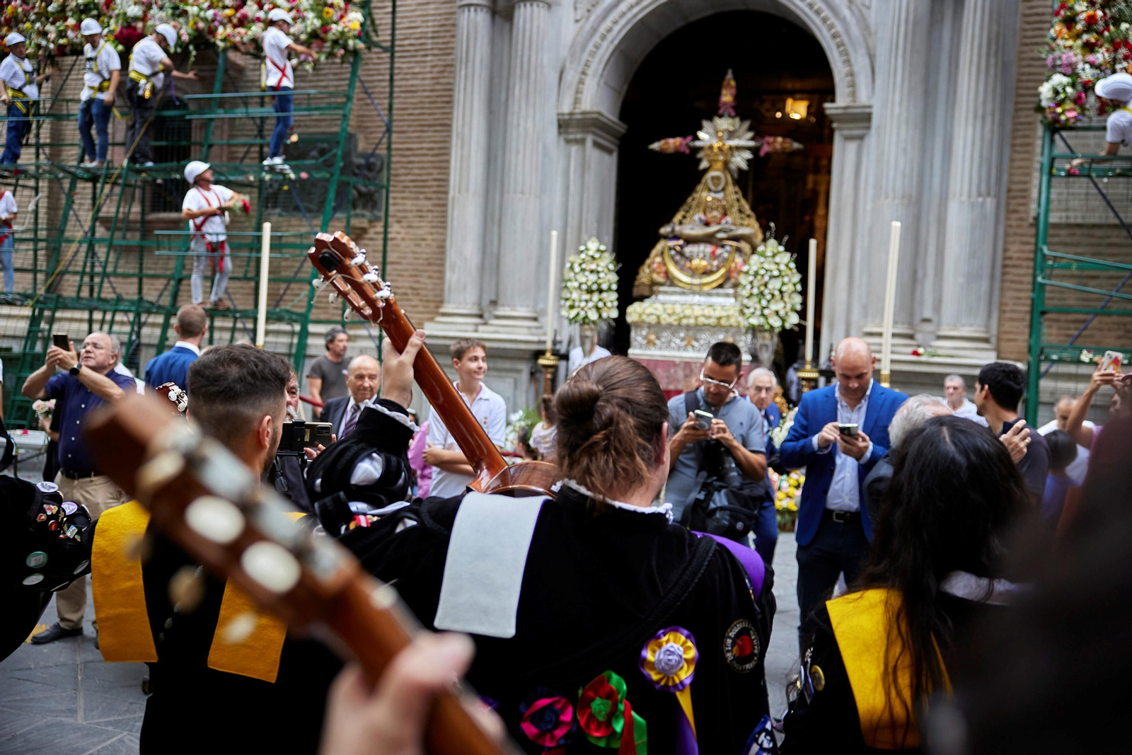 Granada se vuelca con la ofrenda floral en la Basílica de la Virgen de las Angustias