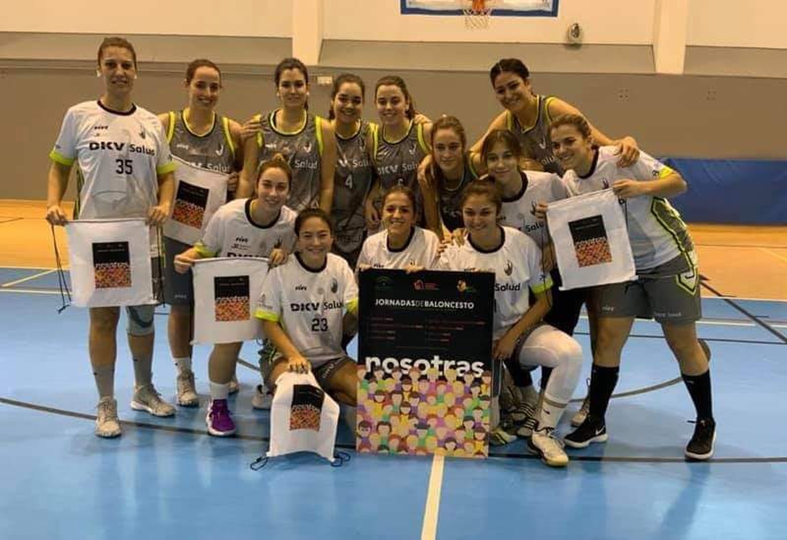 Las jugadoras del Unión Baloncesto Jerez , protagonistas en la Jornada 'Nosotras' en El Puerto.