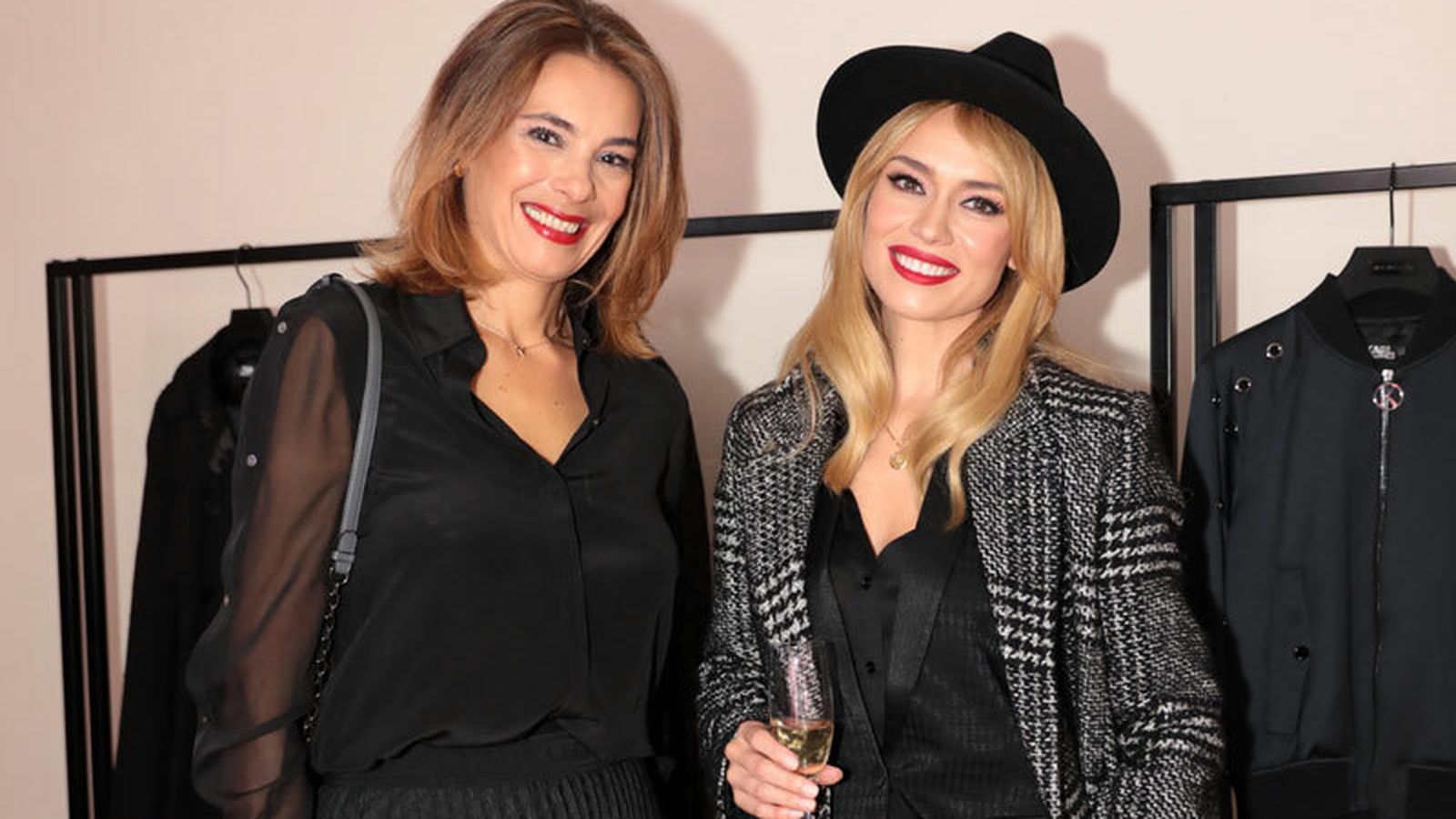 Patricia Conde, a la derecha, junto a Mónica Pueyo, directora de Comunicación de L'Oreal..