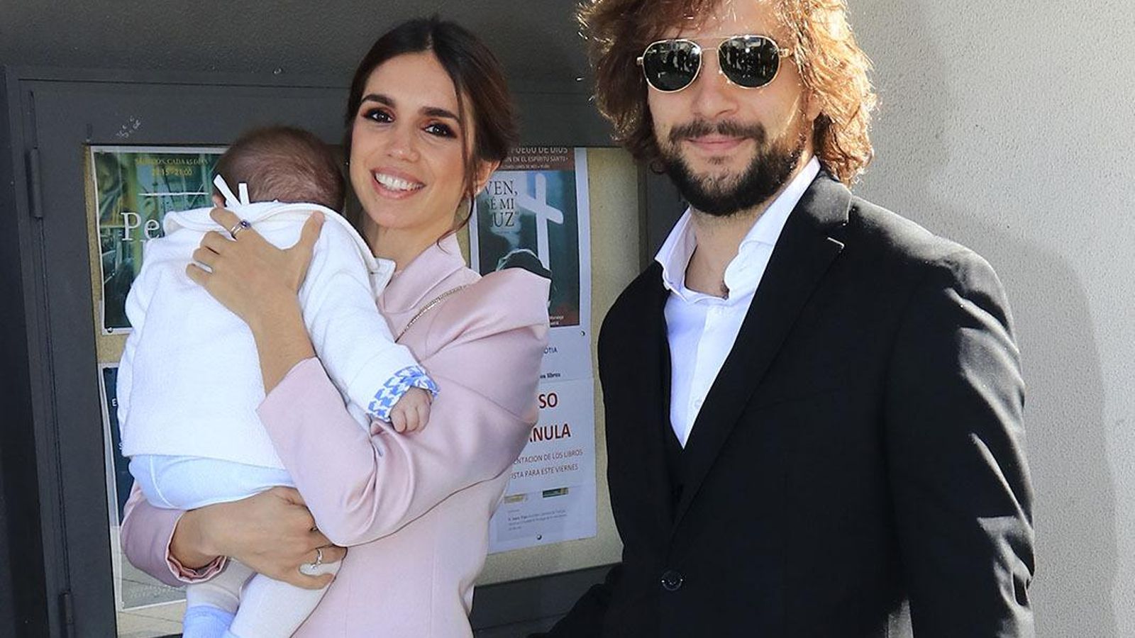 Elena con su pareja, Gonzalo Sierra, y su hijo Noah, en el bautizo del pequeño.