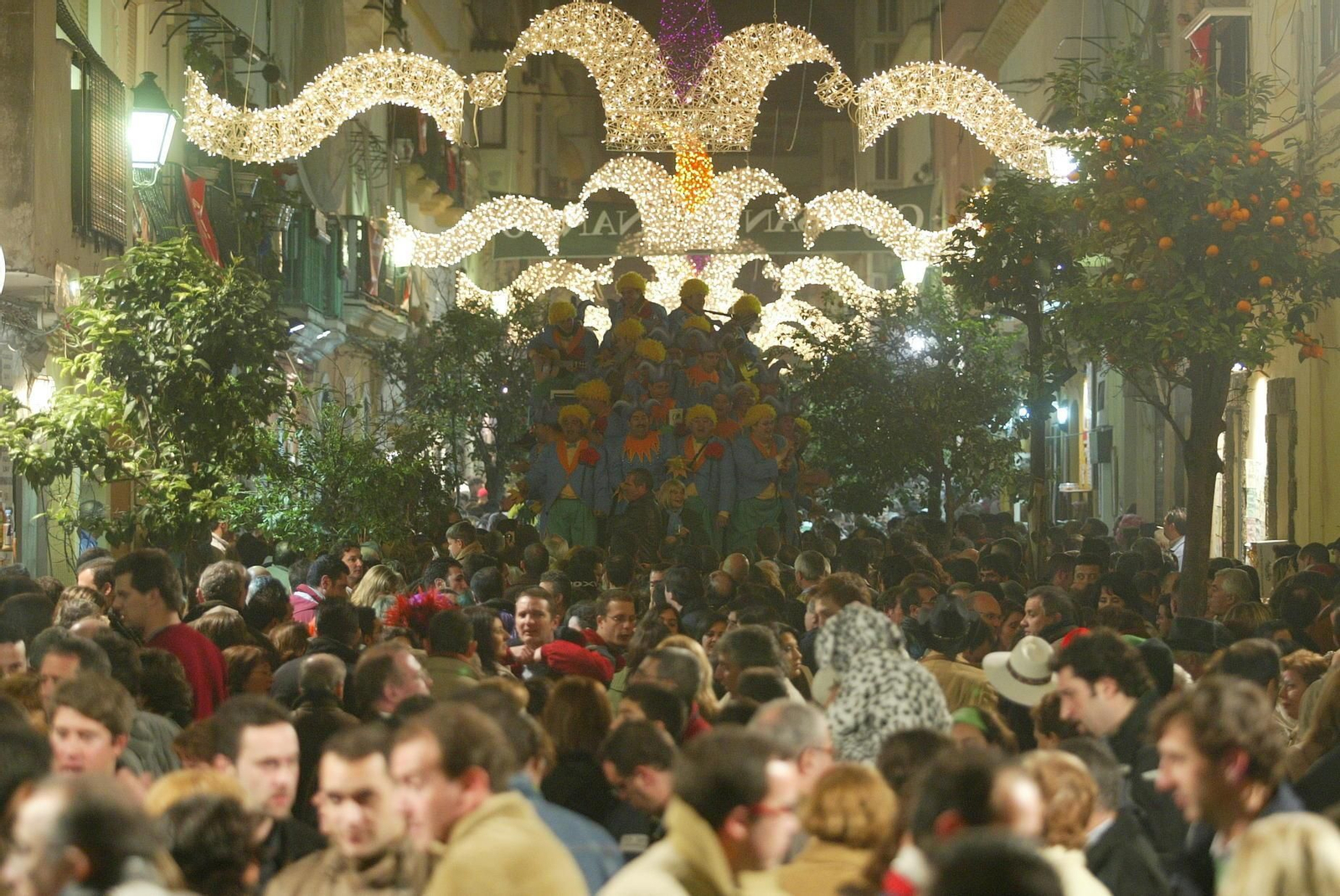 Numerosos aficionados al Carnaval gaditano se agolpan en la calle delante de la batea del coro 'La guerra de Cai' durante el carrusel de La Viña.