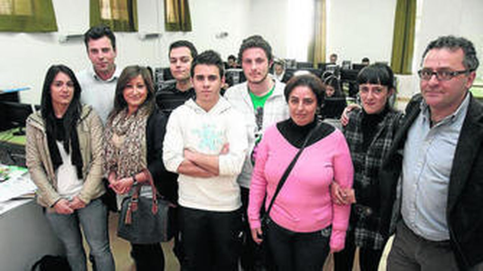 Los ocho alumnos de FP que participan en el reportaje, junto a Ramón Martín, director del SAFA Baena.