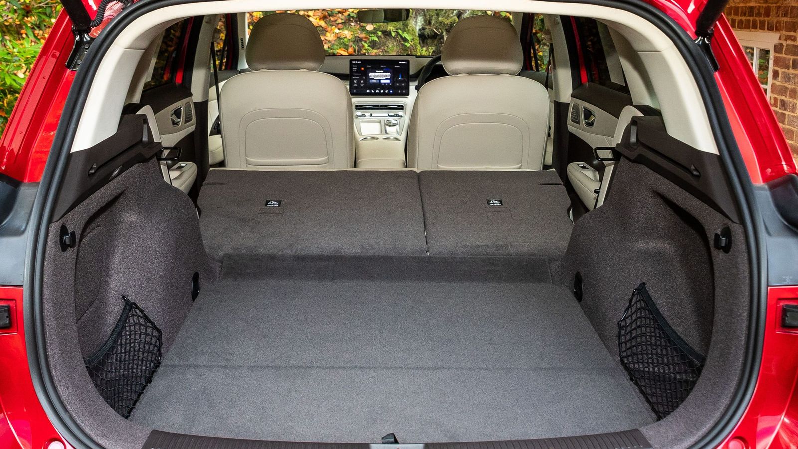 Con los asientos traseros abatidos y, por tanto, sólo dos plazas el volumen de carga llega a 1.910 litros.