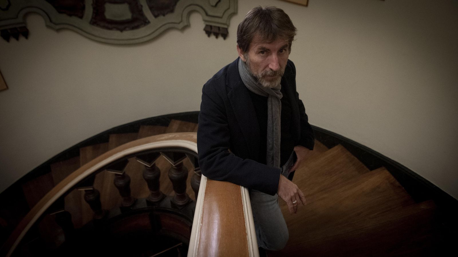 Antonio de la Torre a su llegada al Consulado de Portugal, donde recitó textos del Nobel.