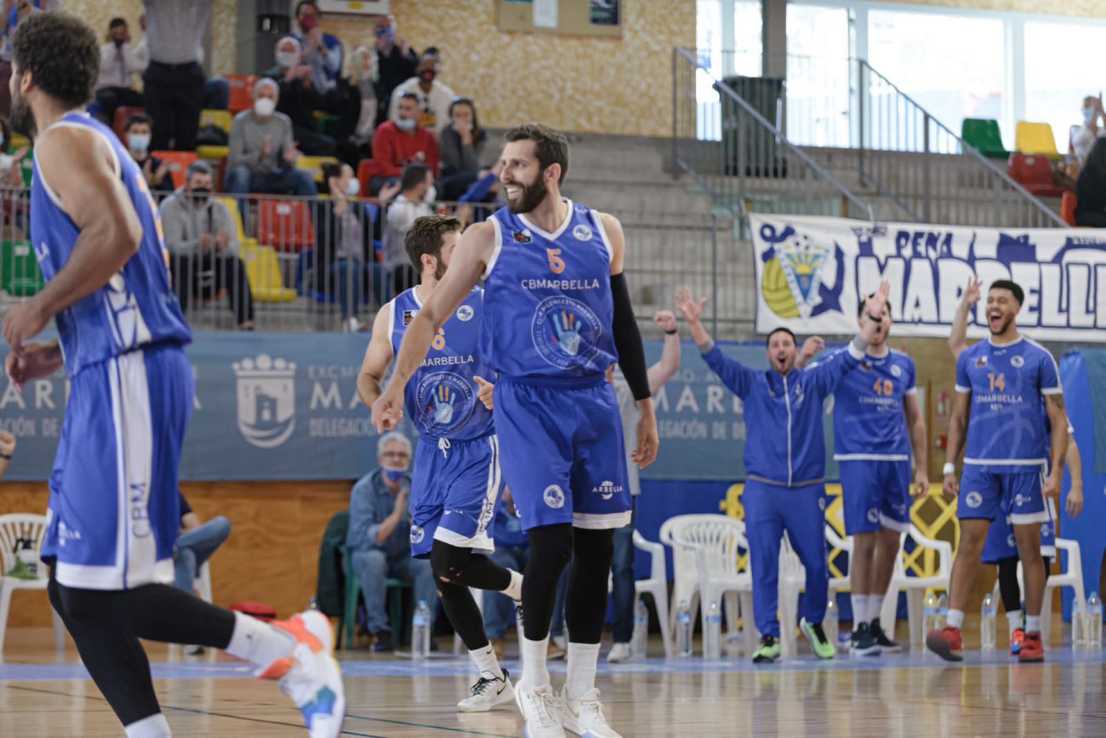El CB Marbella celebra una canasta.