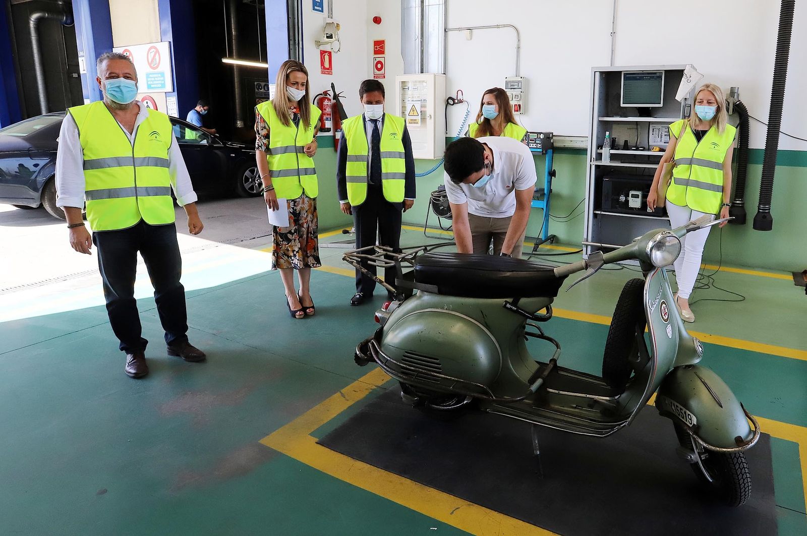 Bella Verano y Francisco José Delgado observan una inspección en la planta da Francisco Montenegro.