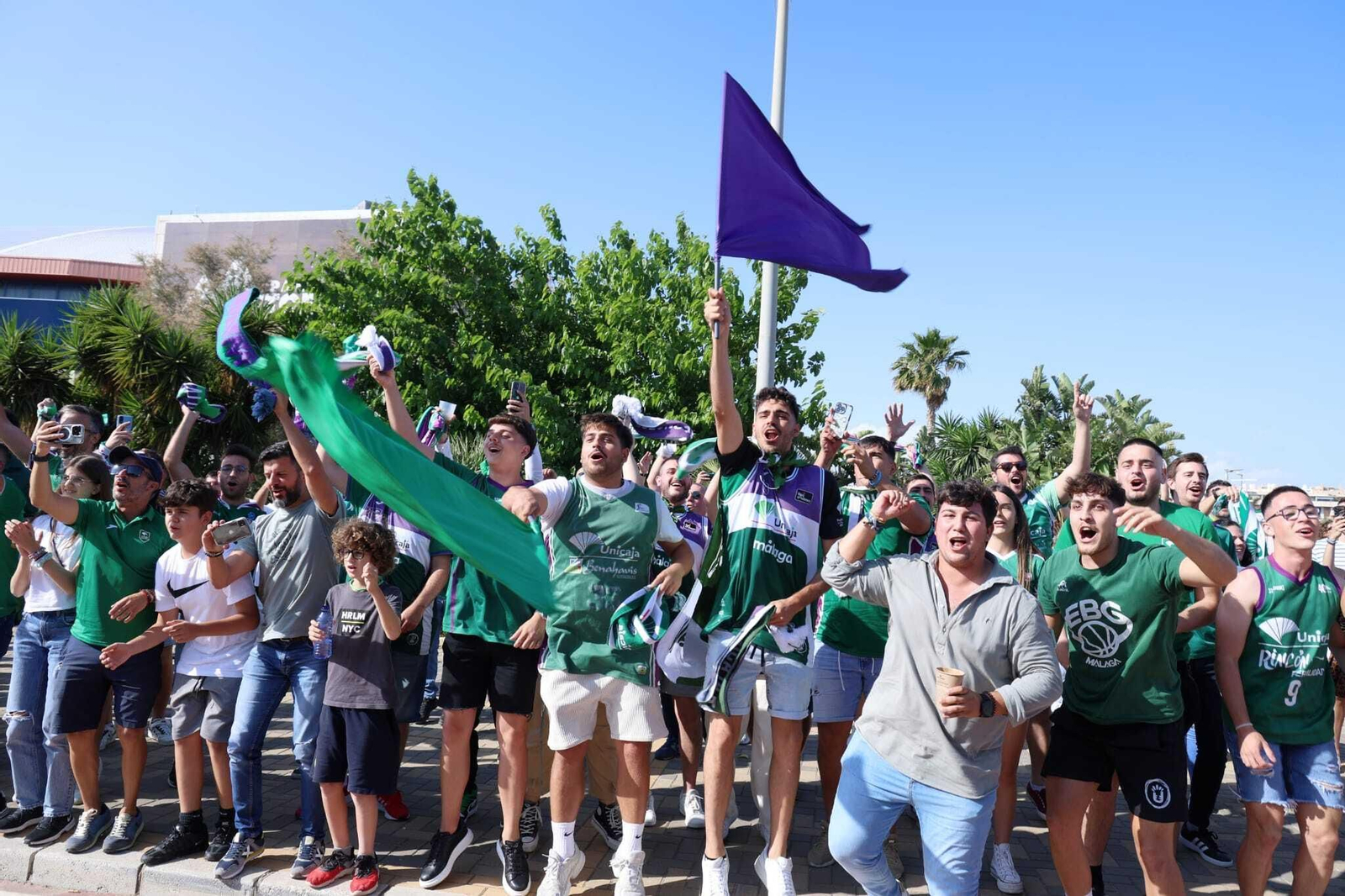 Recibimiento al Unicaja antes de las semifinales de la BCL, en fotos