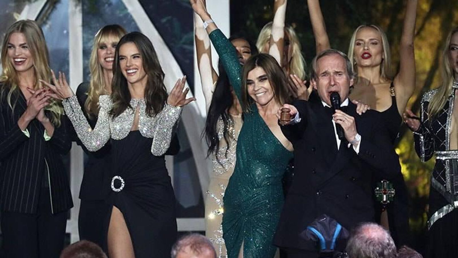 Carine Roitfeld (centro con vestido verde), en la anterior edición de 'CR Runway'.