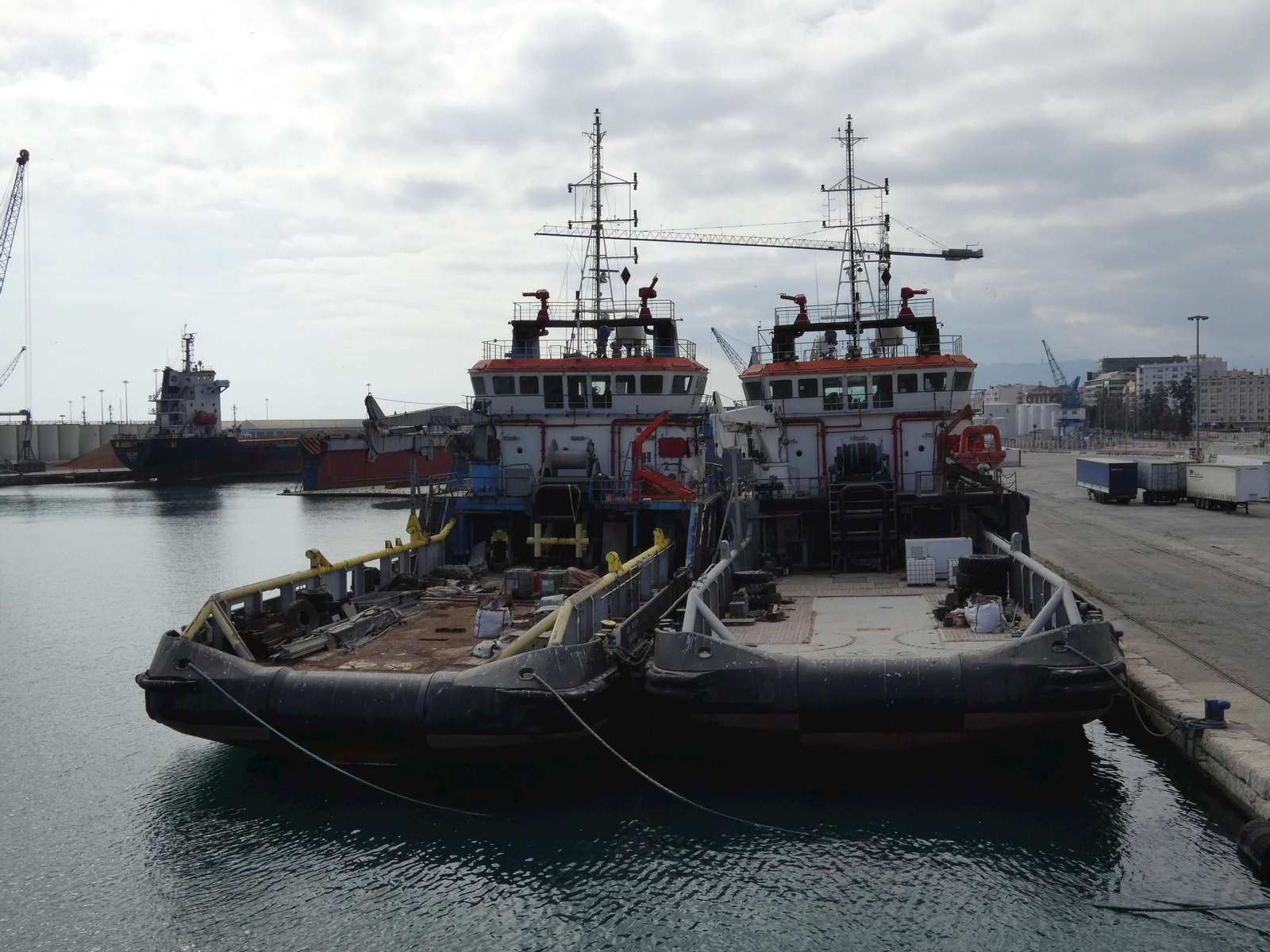 Remolcadores ‘Sea Merlin’ y ‘Sea Macaw’ parados en el muelle número cuatro del puerto de Málaga.