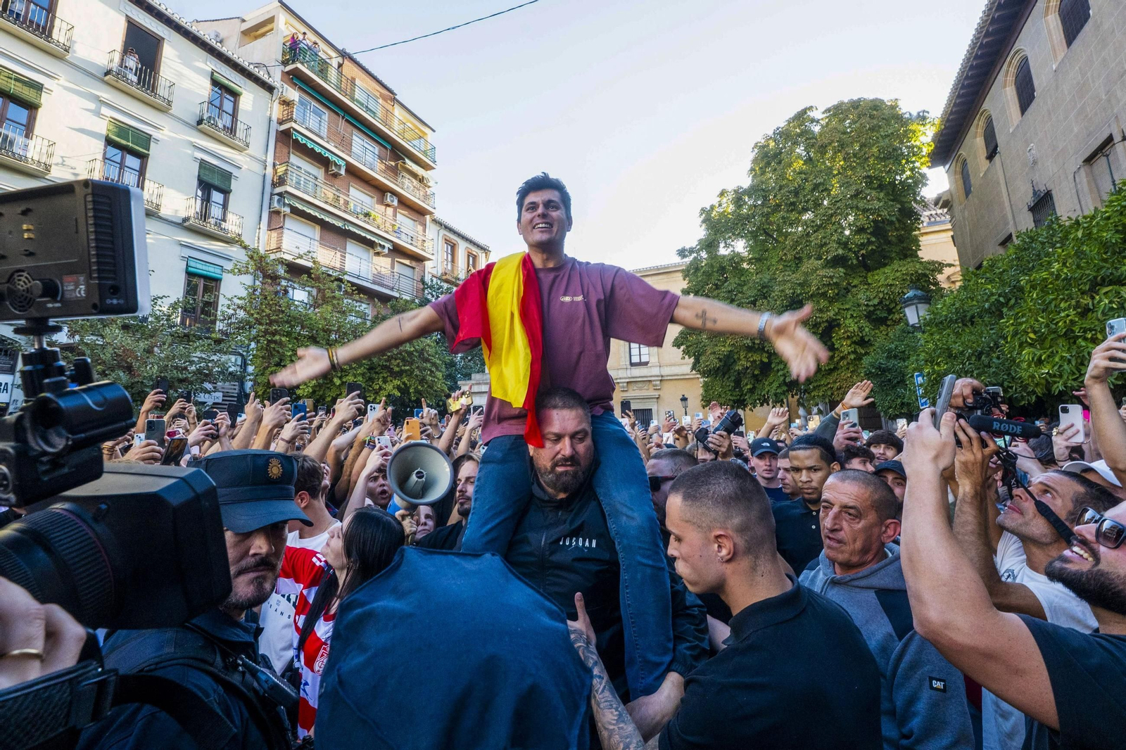 Fotos: Tensión en la Plaza de Derecho de Granada ante la presencia de Vito Quiles