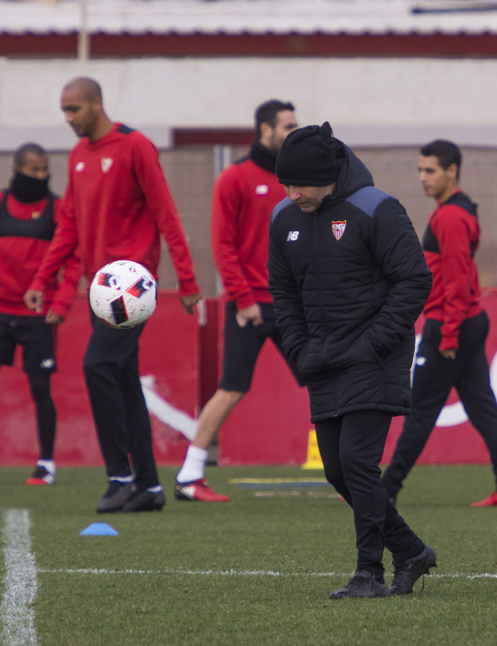 Sampaoli, con N'Zonzi al fondo, en un entrenamiento.