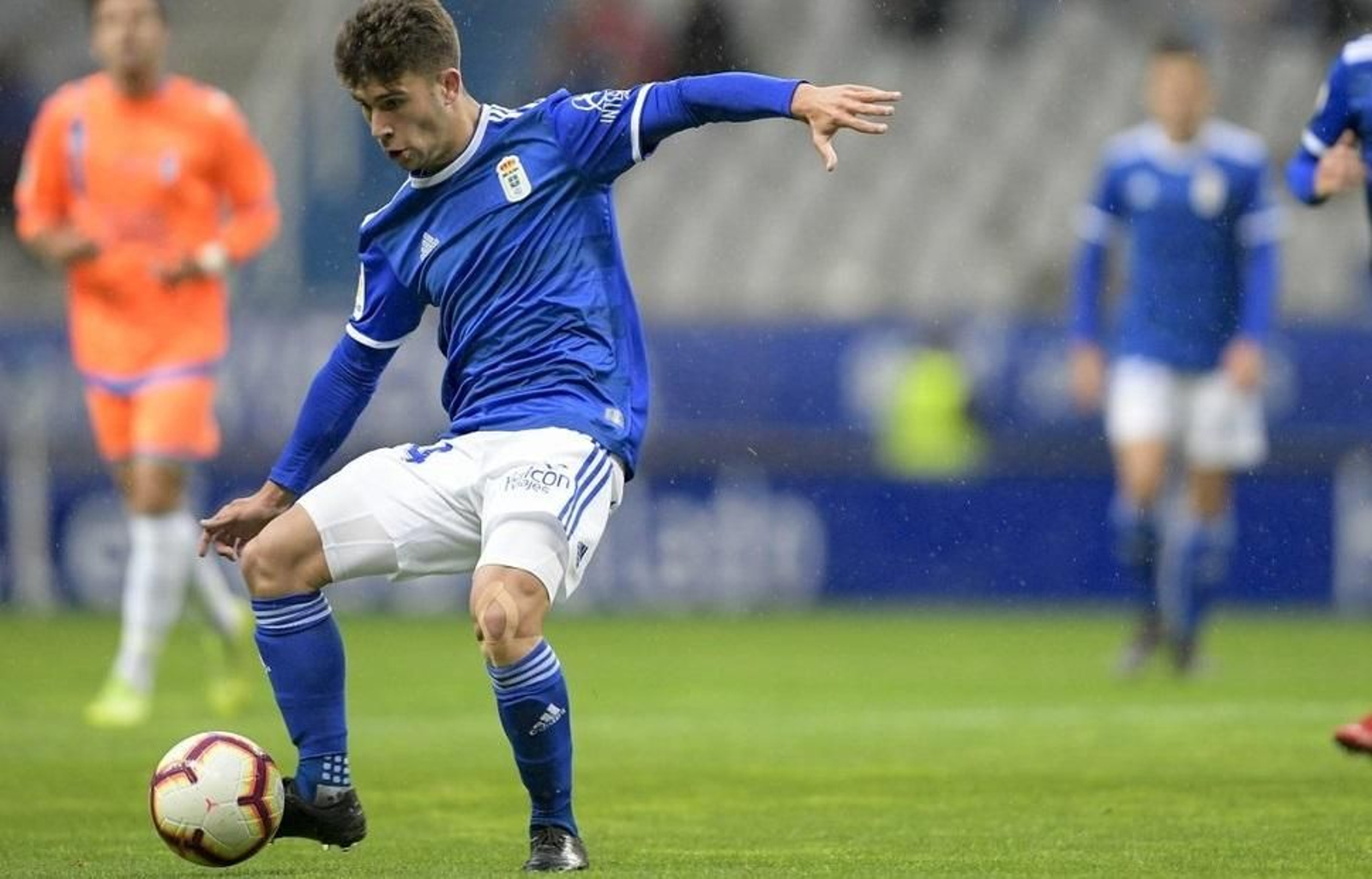 Jimmy desplaza el esférico en un encuentro con el conjunto asturiano.