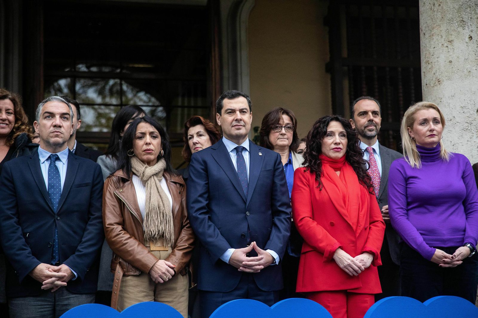 El presidente Juanma Moreno, con la consejera de Igualdad y la presidenta del Parlamento, en un acto contra la violencia de género.