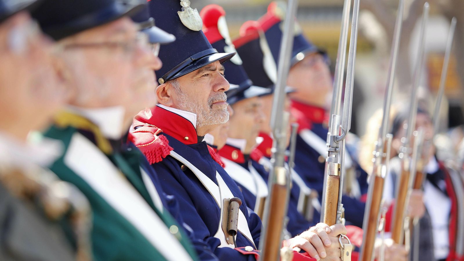 Soldados con los uniformes de principios del siglo XIX.