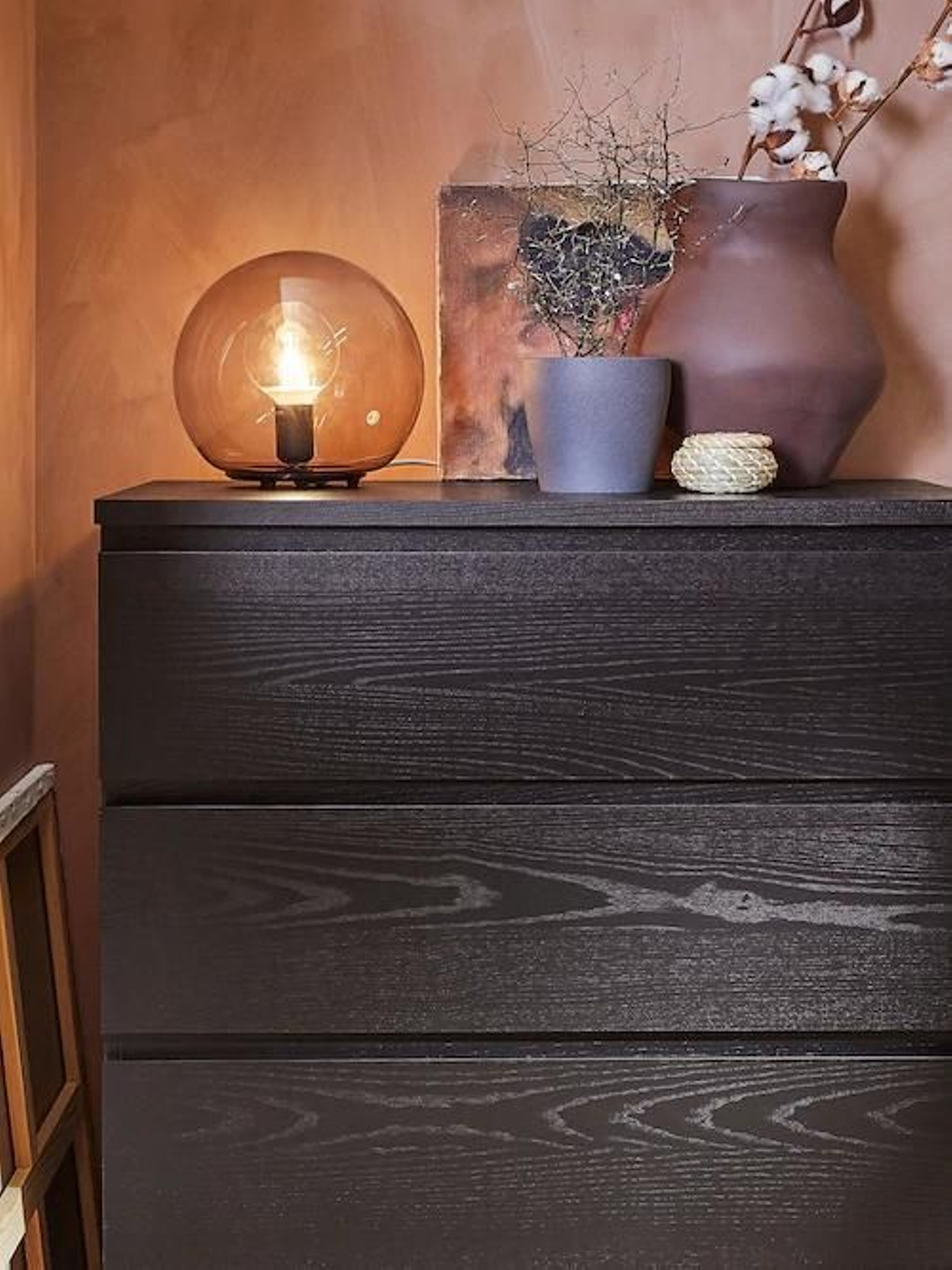 Cómoda pequeña de color negro de Ikea.