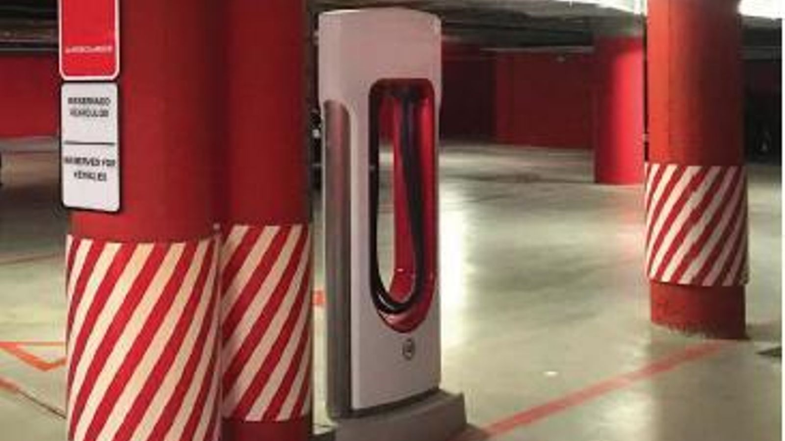 Entre otros cargadores, el hotel cuenta con nueve de 150 kW de Tesla.