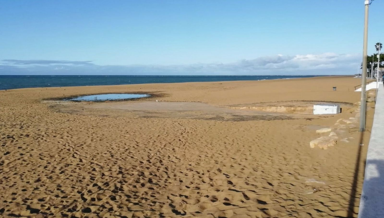 Foto denuncia del PP sobre el estado de las playas con las primeras lluvias tras el verano.