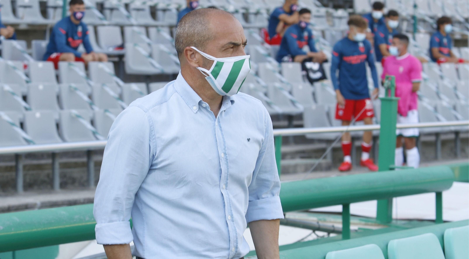 Juan Sabas, antes de arrancar el partido ante el Sevilla Atlético.