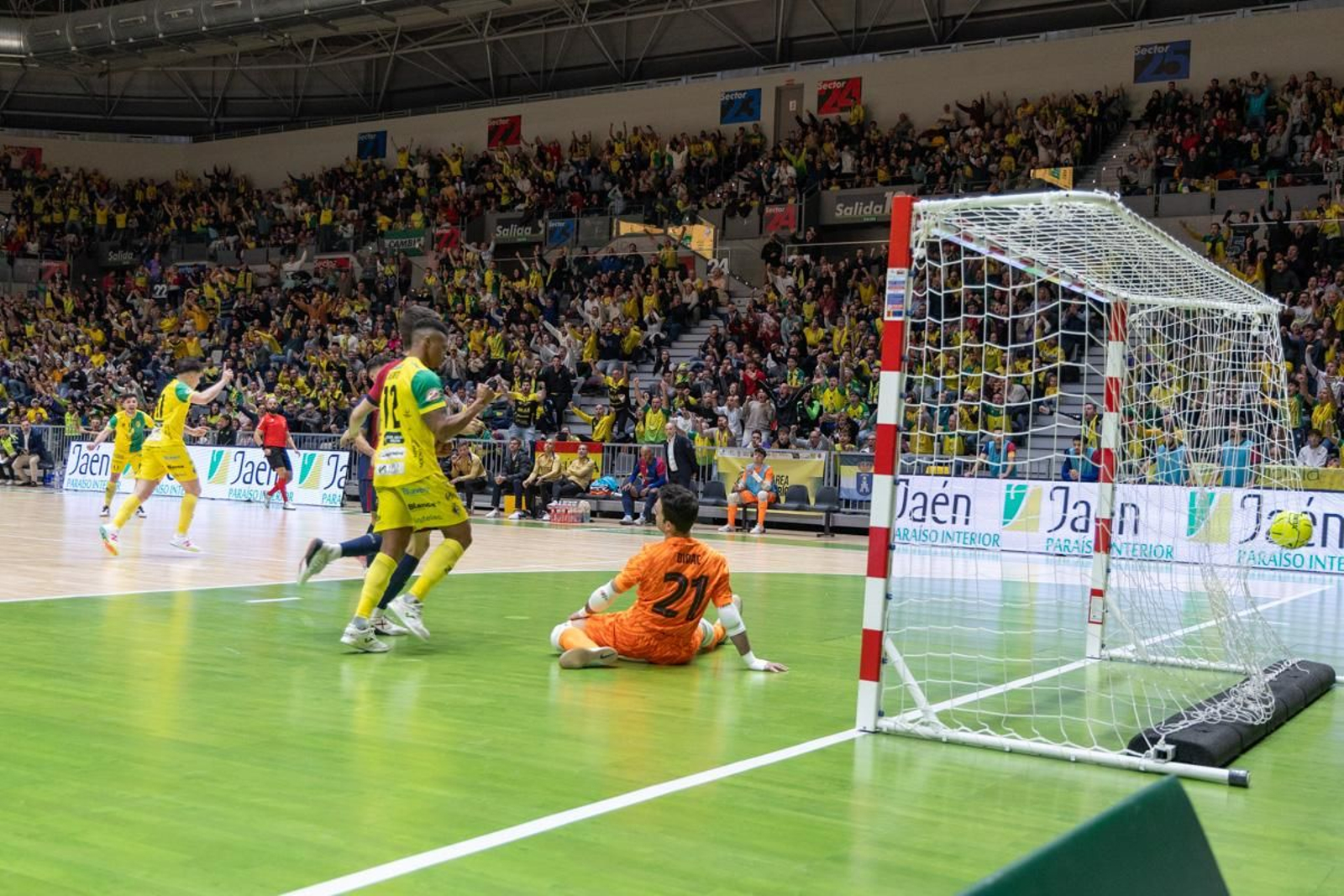 La fiesta amarilla en la goleada del Jaén FS al Barça, en imágenes